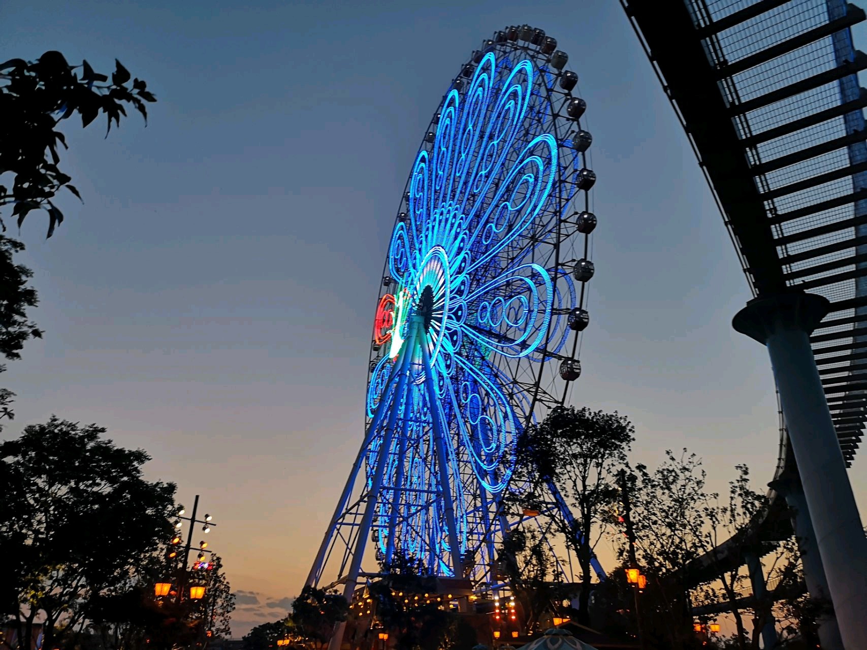 天黑了 摩天轮灯光秀很浪漫 还有水幕电影《孔雀公主》