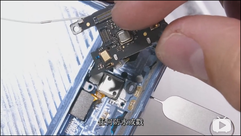 你的p30捅错sim卡孔吗?实际拆机分解防呆设计!