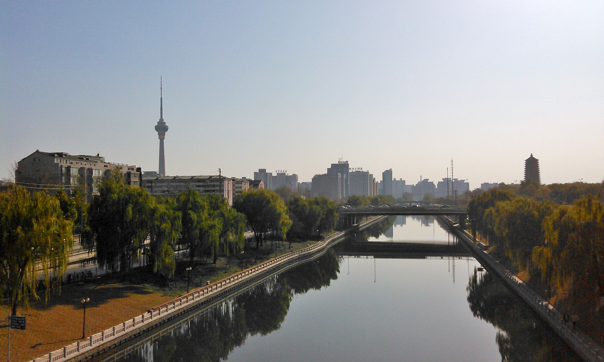 昆玉河新景 中央电视塔与明朝古塔遥相呼应.