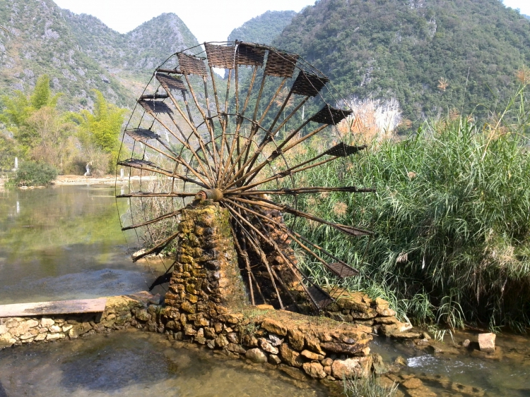 历经沧桑,时光荏苒,古老的水车依然在轮转.