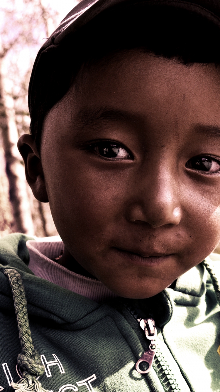 在通往哲蚌寺的路上看到这个藏族小孩儿在哭,我就拿着手机拍摄,他这