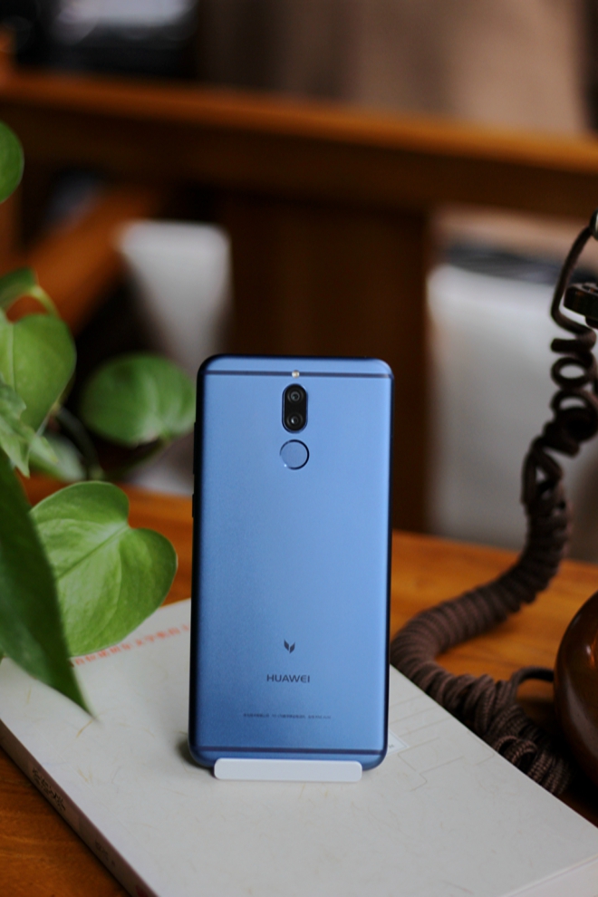 麦芒6是华为麦芒家族中的最新旗舰产品,也是华为首款全面屏手机,首款