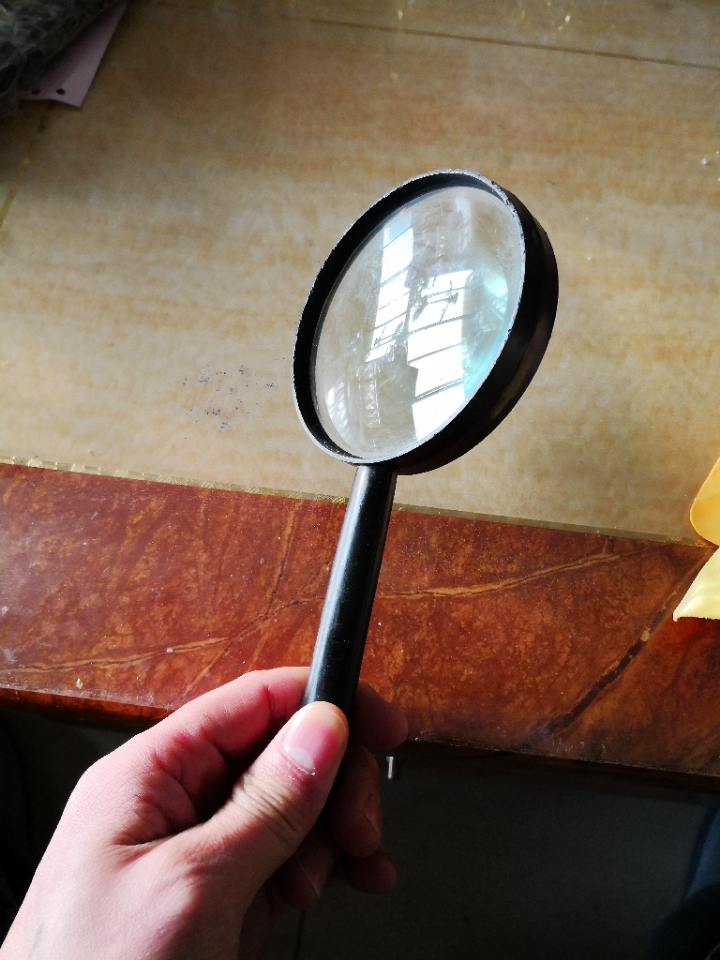 我用放大镜看了,没有,售后吧.