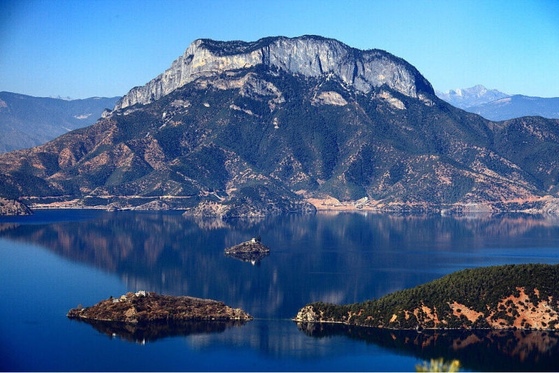 格姆女神山,与泸沽湖相映成趣,真的是太美了