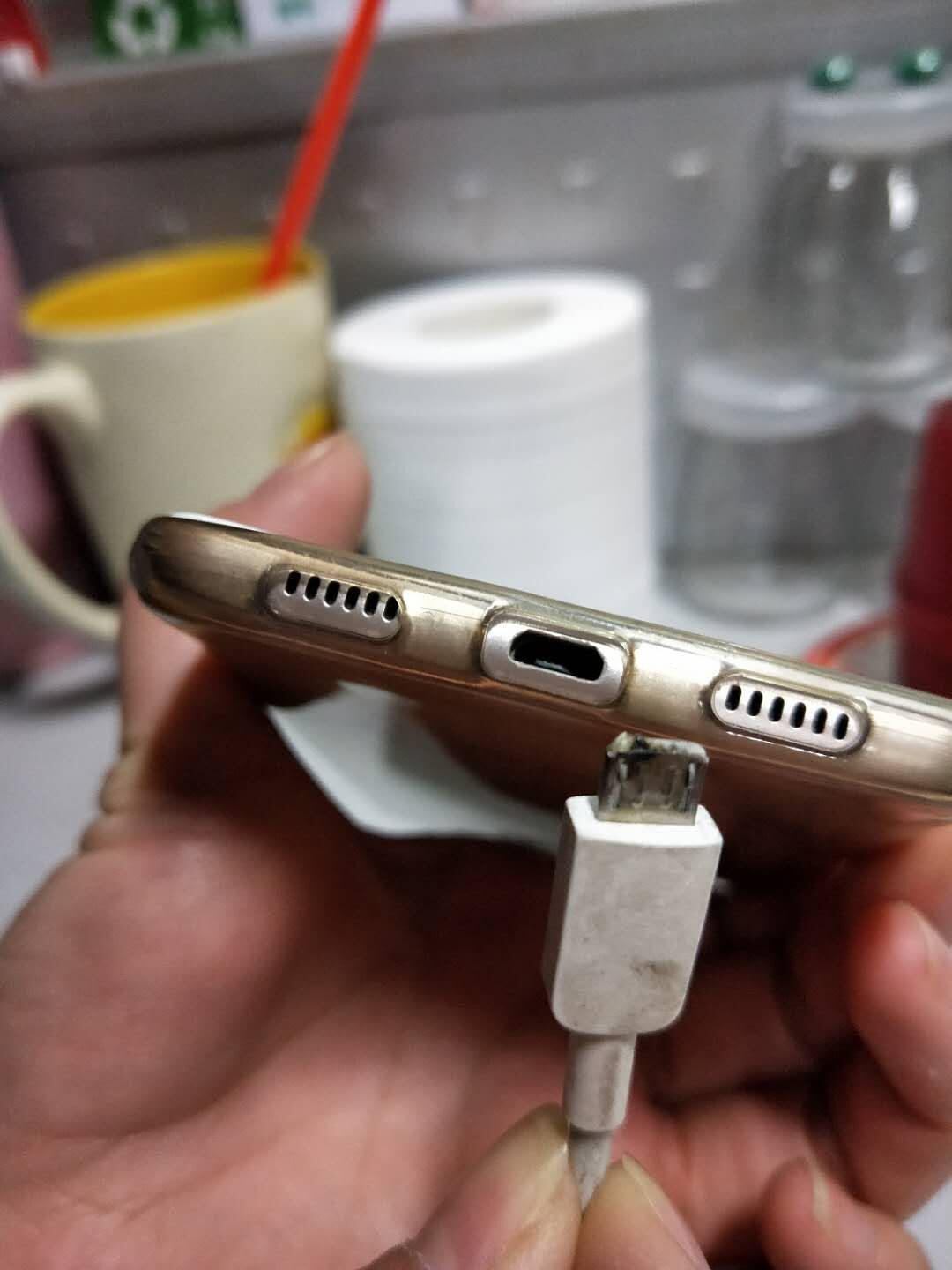 荣耀6x充电口充电途中冒烟烧焦,差点出人命,惊恐万分, - 荣耀畅玩6x
