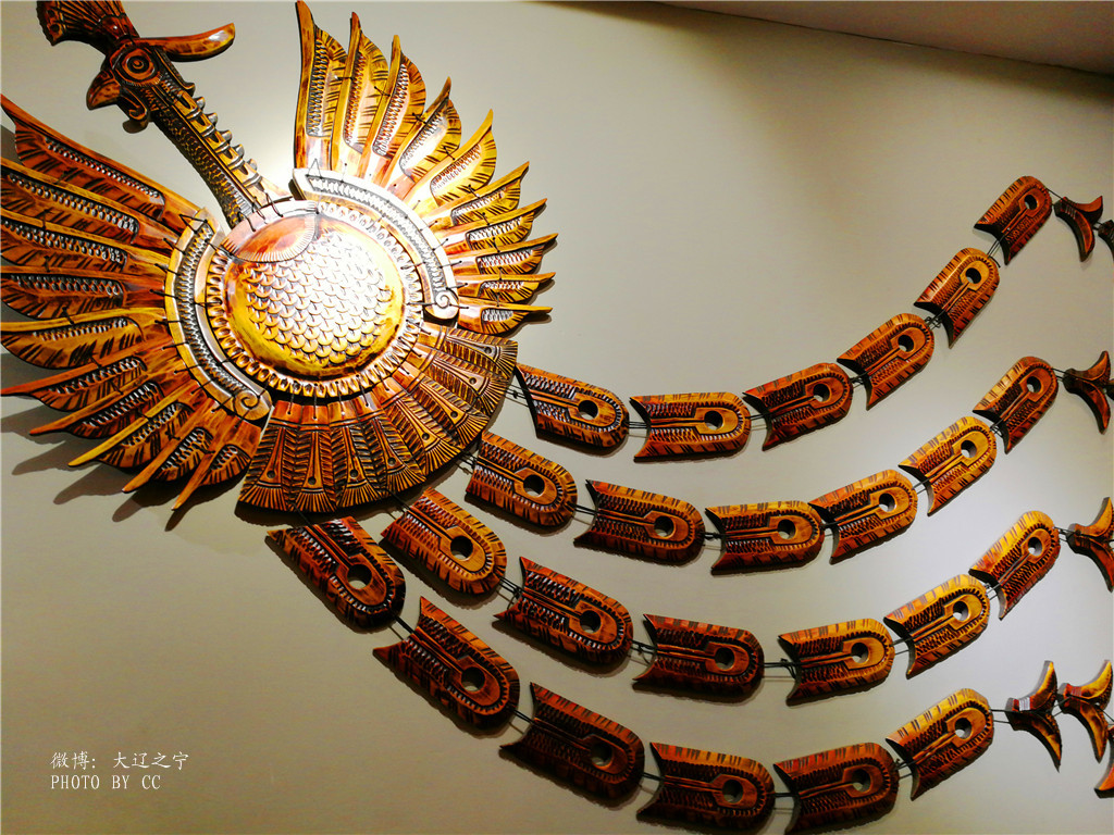 吧台后装饰的太阳鸟,有种来自远古的文艺气息有木有?