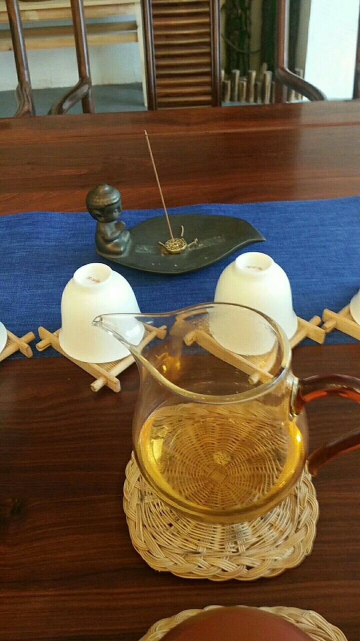 阴雨天呆在家里泡茶聊天.