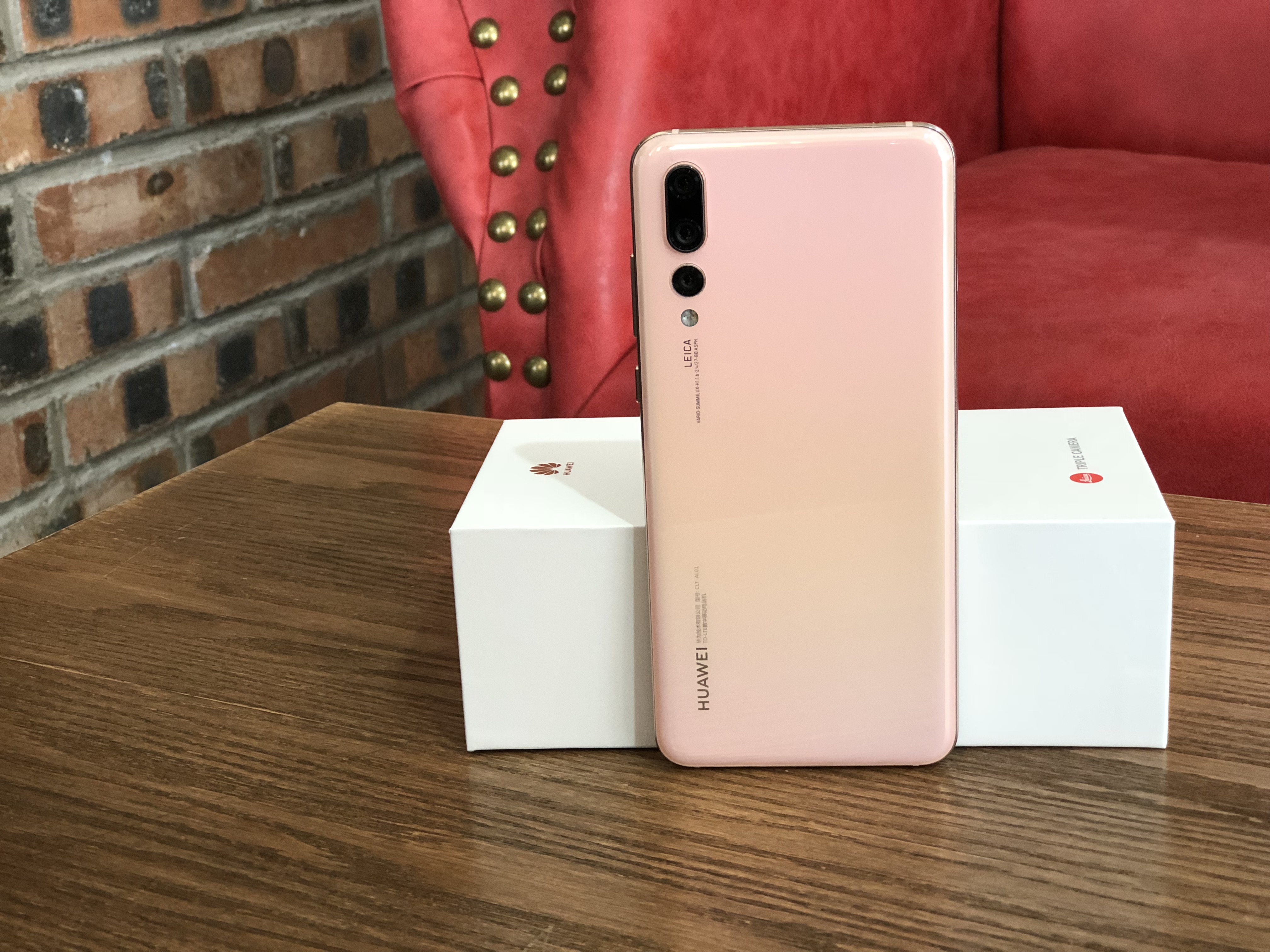 华为p20 pro渐变色樱花粉图赏,这粉嫩绝对讨女生喜欢