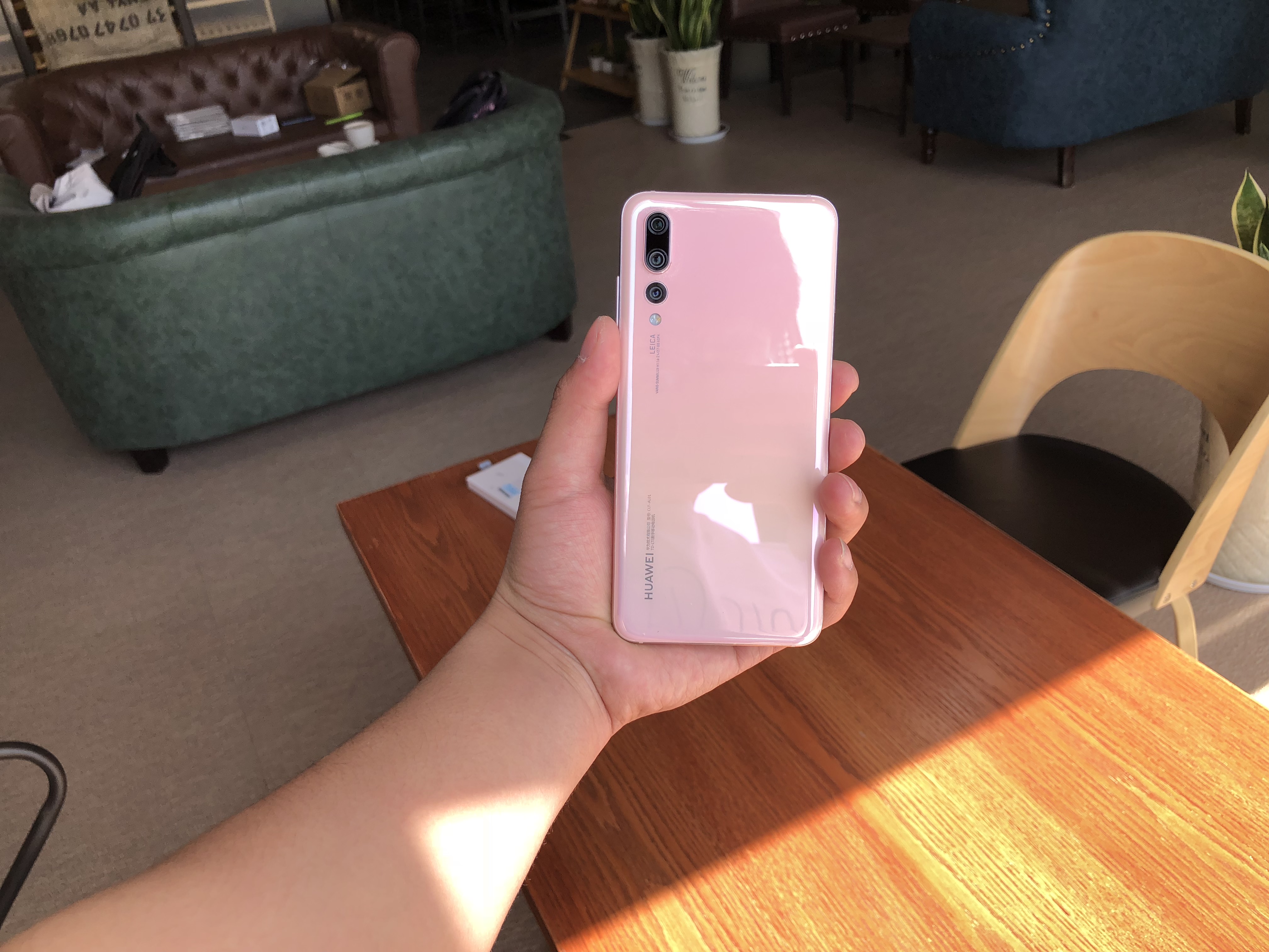 华为p20 pro渐变色樱花粉图赏,这粉嫩绝对讨女生喜欢