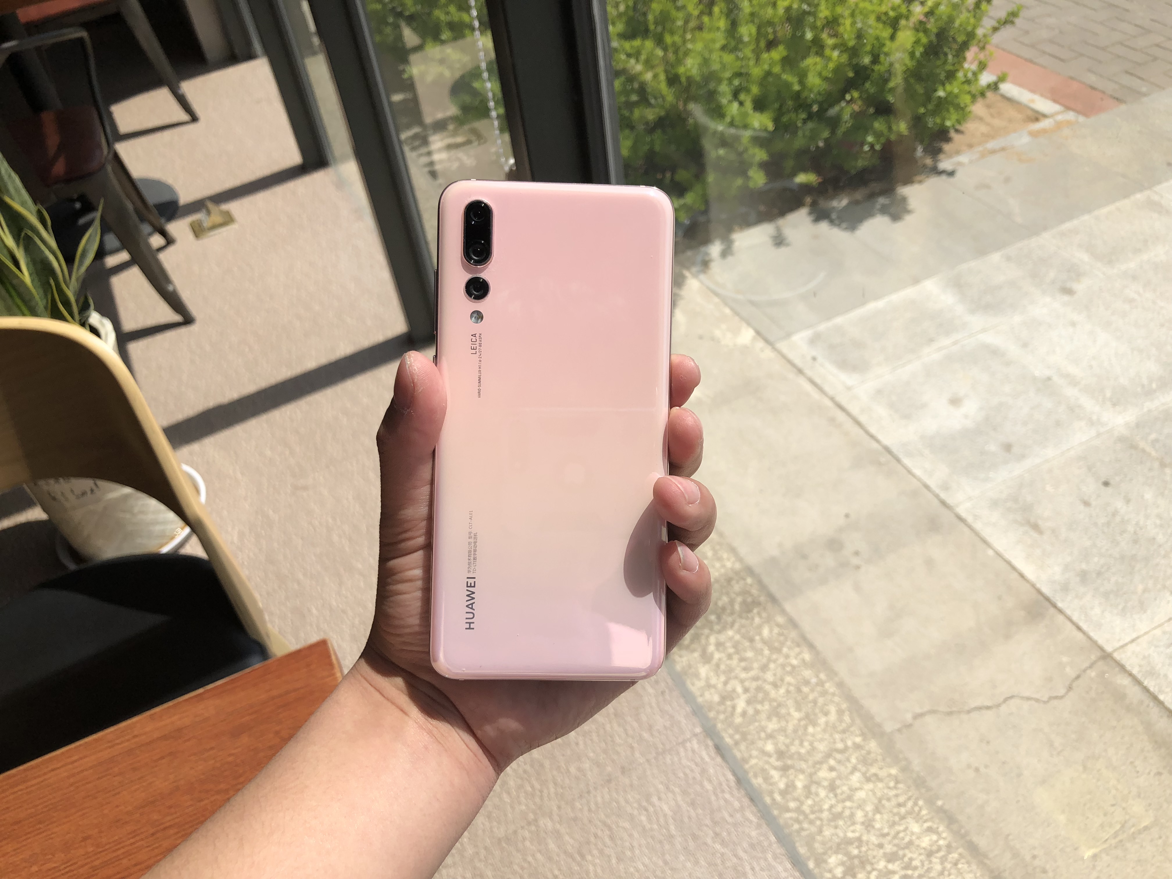 华为p20 pro渐变色樱花粉图赏,这粉嫩绝对讨女生喜欢