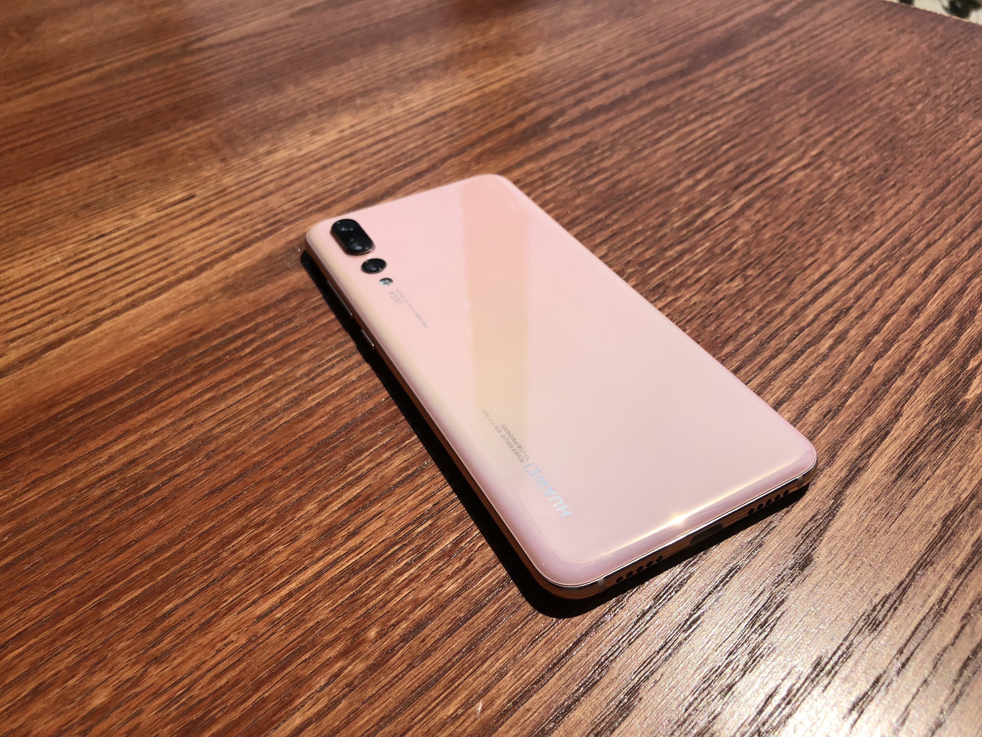 华为p20 pro渐变色樱花粉图赏,这粉嫩绝对讨女生喜欢