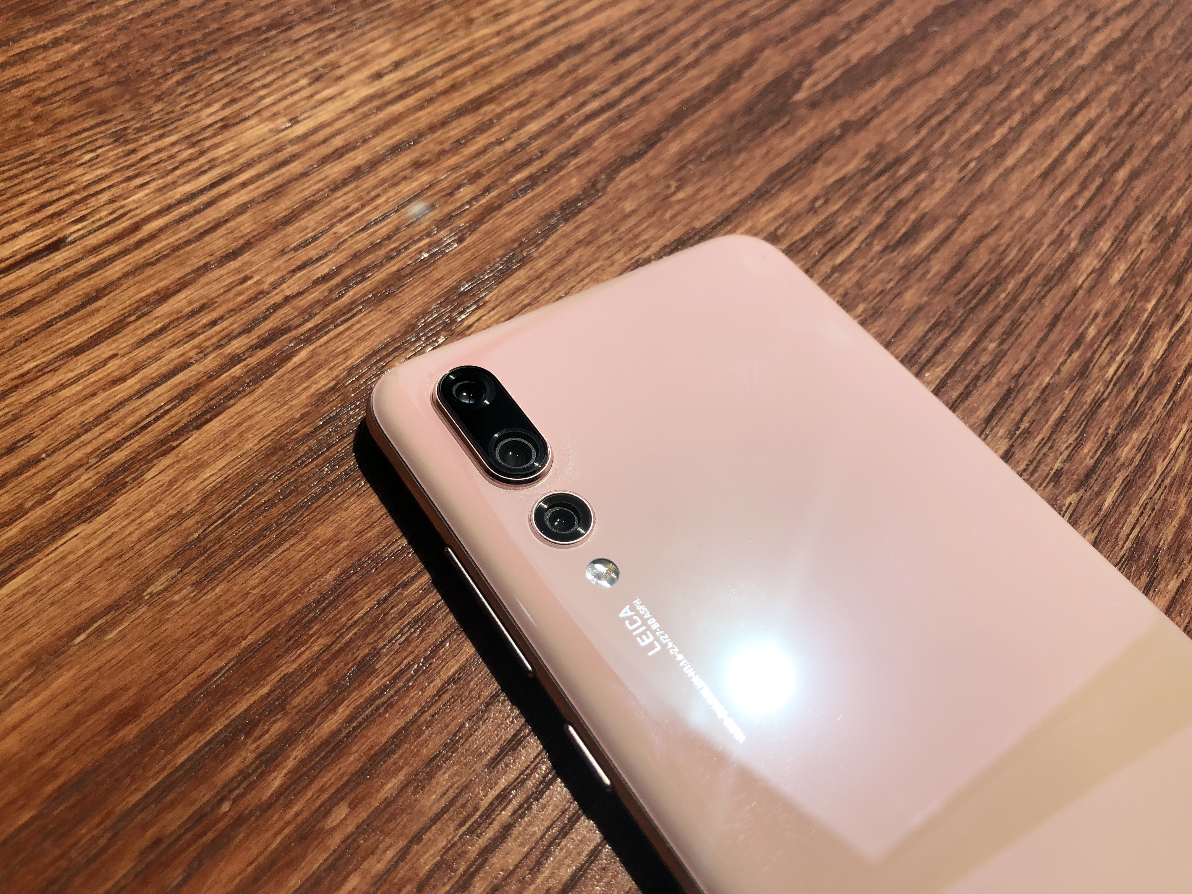 华为p20 pro渐变色樱花粉图赏,这粉嫩绝对讨女生喜欢