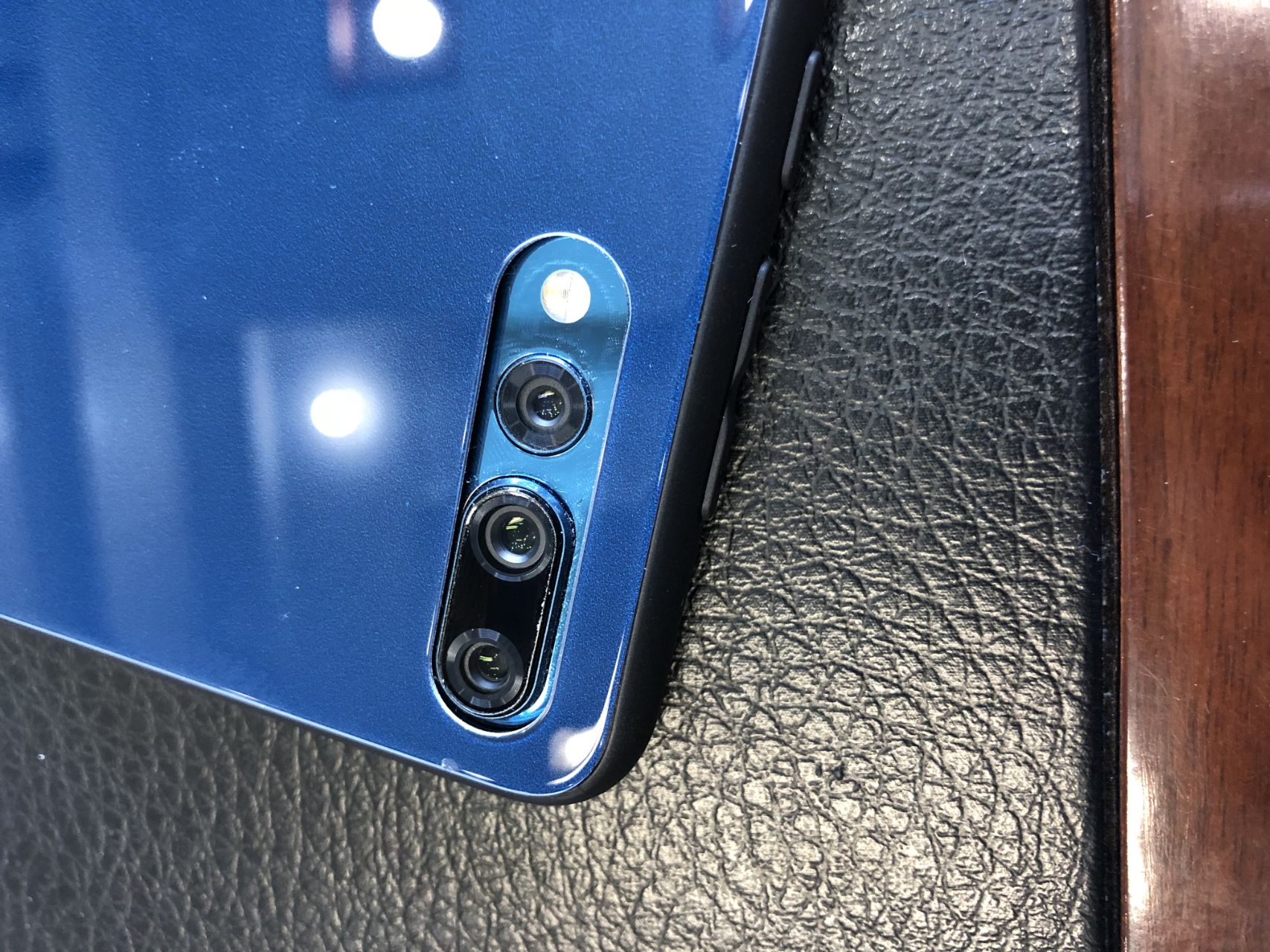 后摄像头边缘磨痕泛色 - 华为p20系列问题反馈 花粉俱乐部