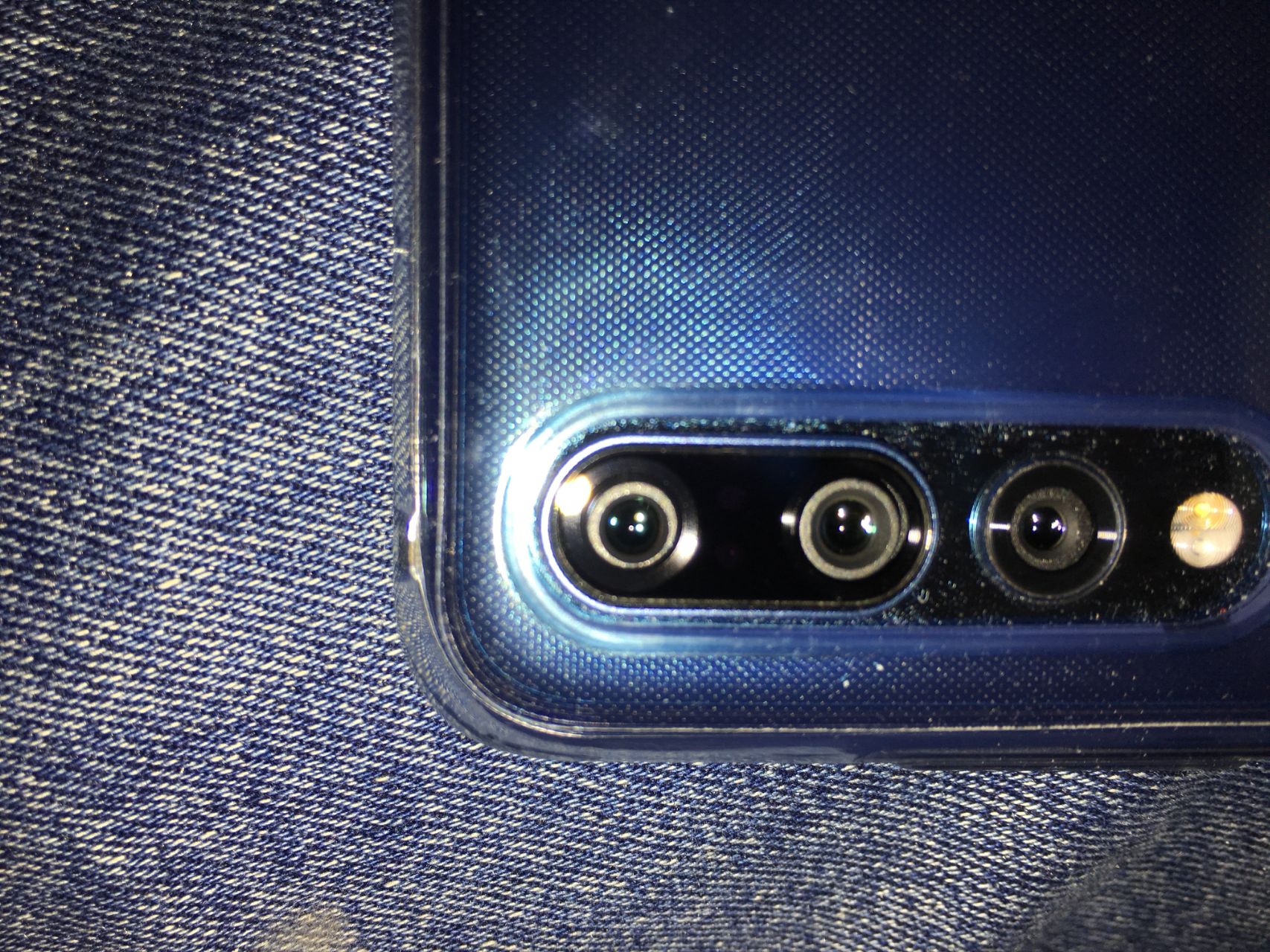 p20pro第一个摄像头是歪的,大家也是这样吗?