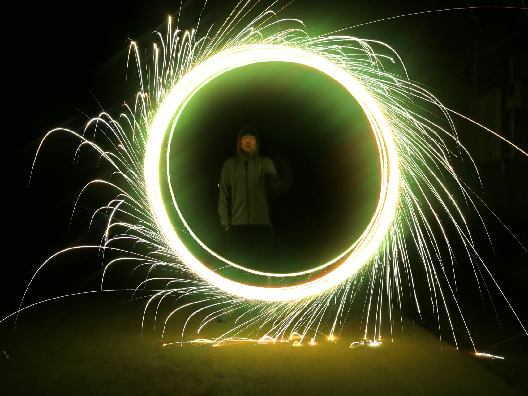 再附带几张拍烟花的,这个不需要手动调参数,流光快门自带功能,但