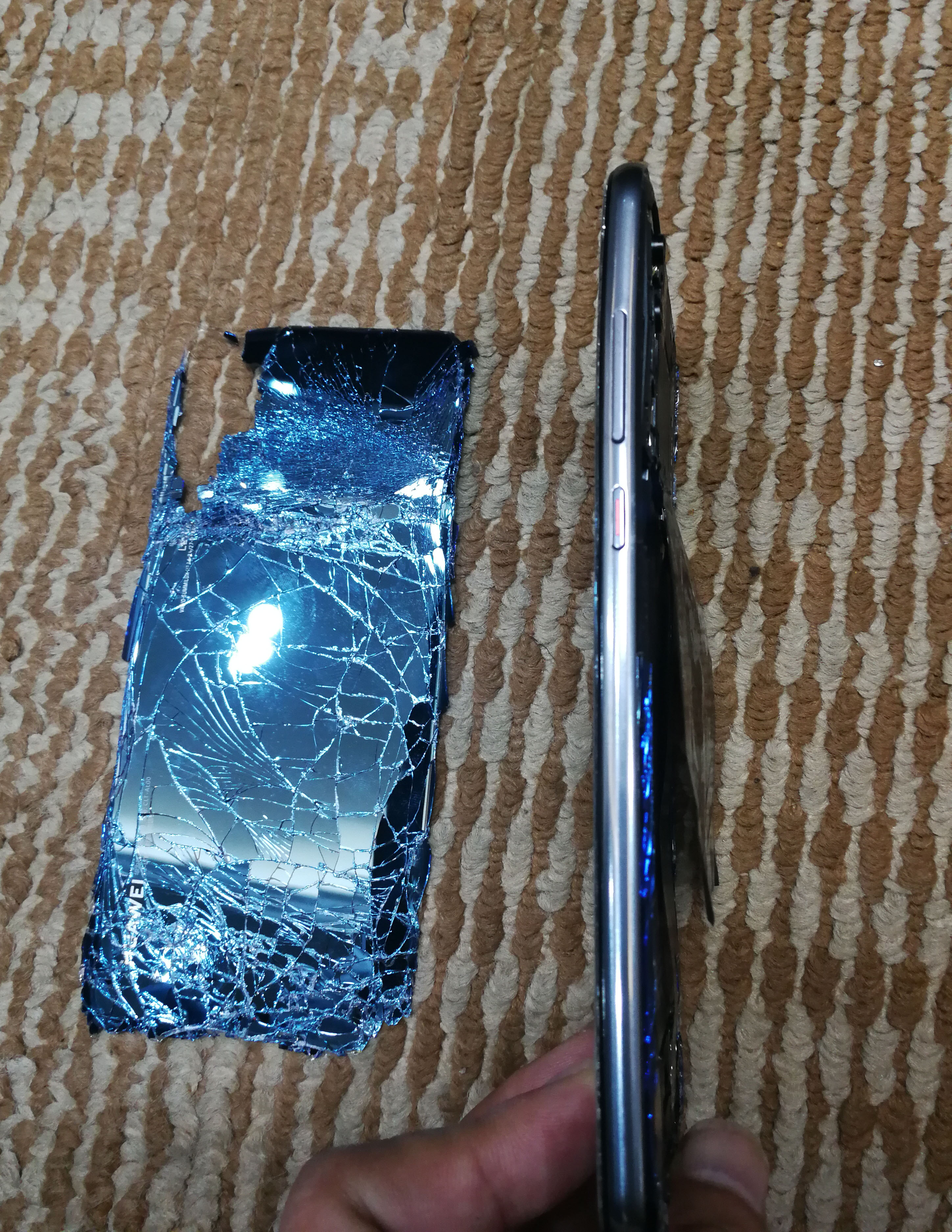 69 华为手机 69 华为p20系列 69 【靓图】跟老婆吵架,p20被摔成