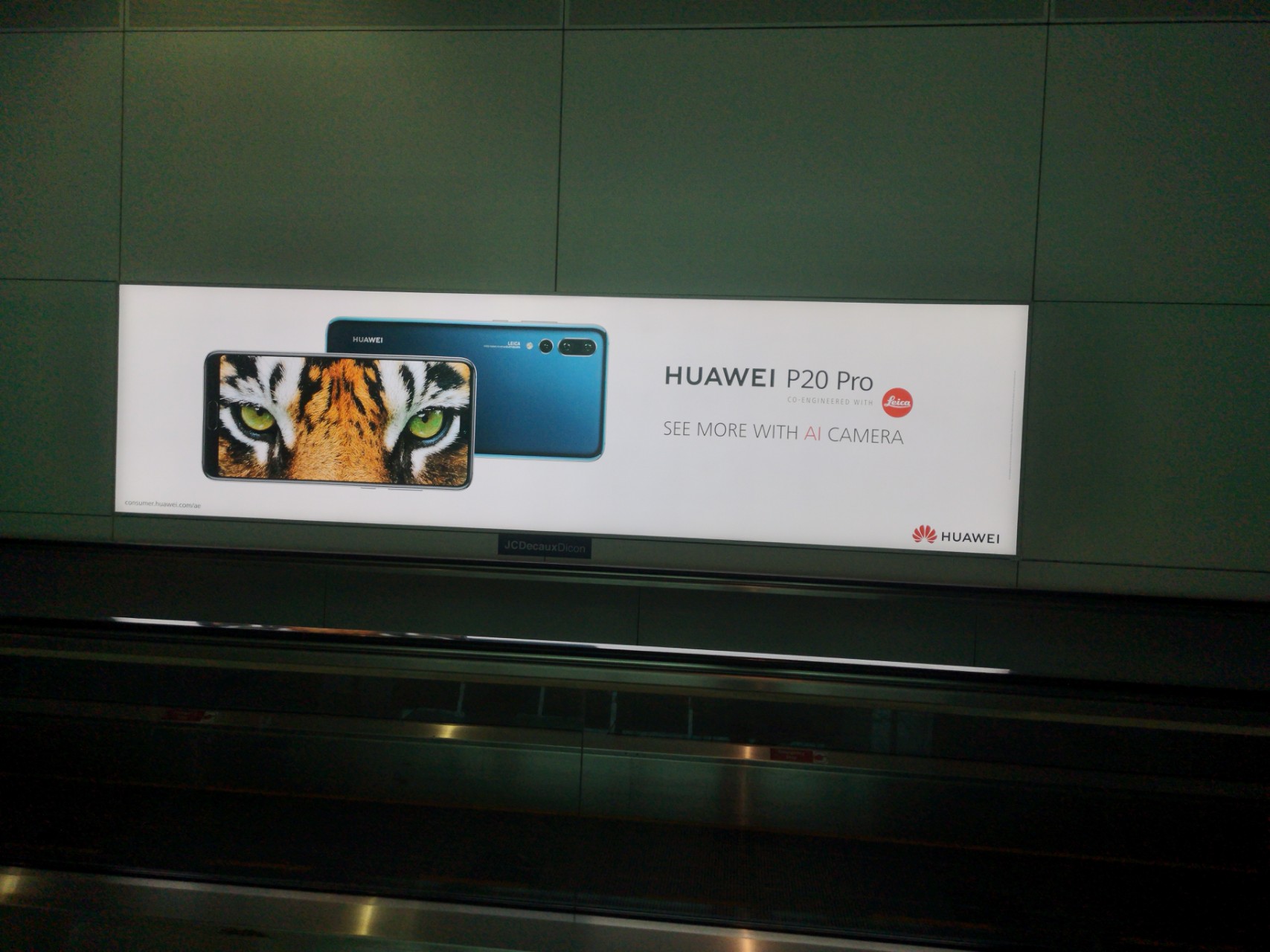 迪拜机场的华为广告