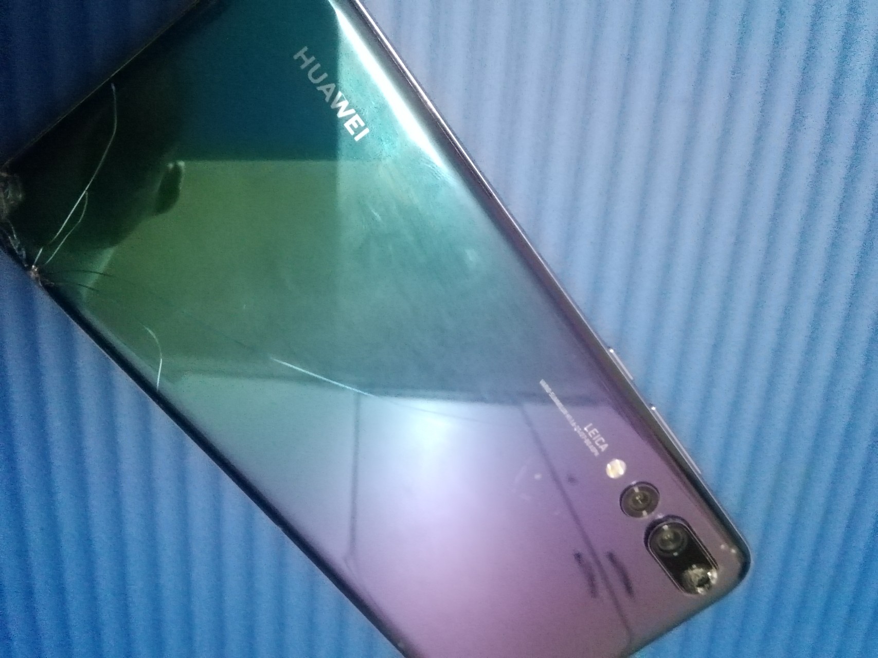 摄像头碎了,玻背部玻璃碎了,心在滴血