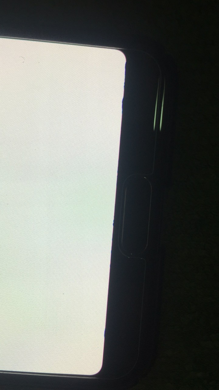 求助啊,屏幕下边缘莫名出现黑斑