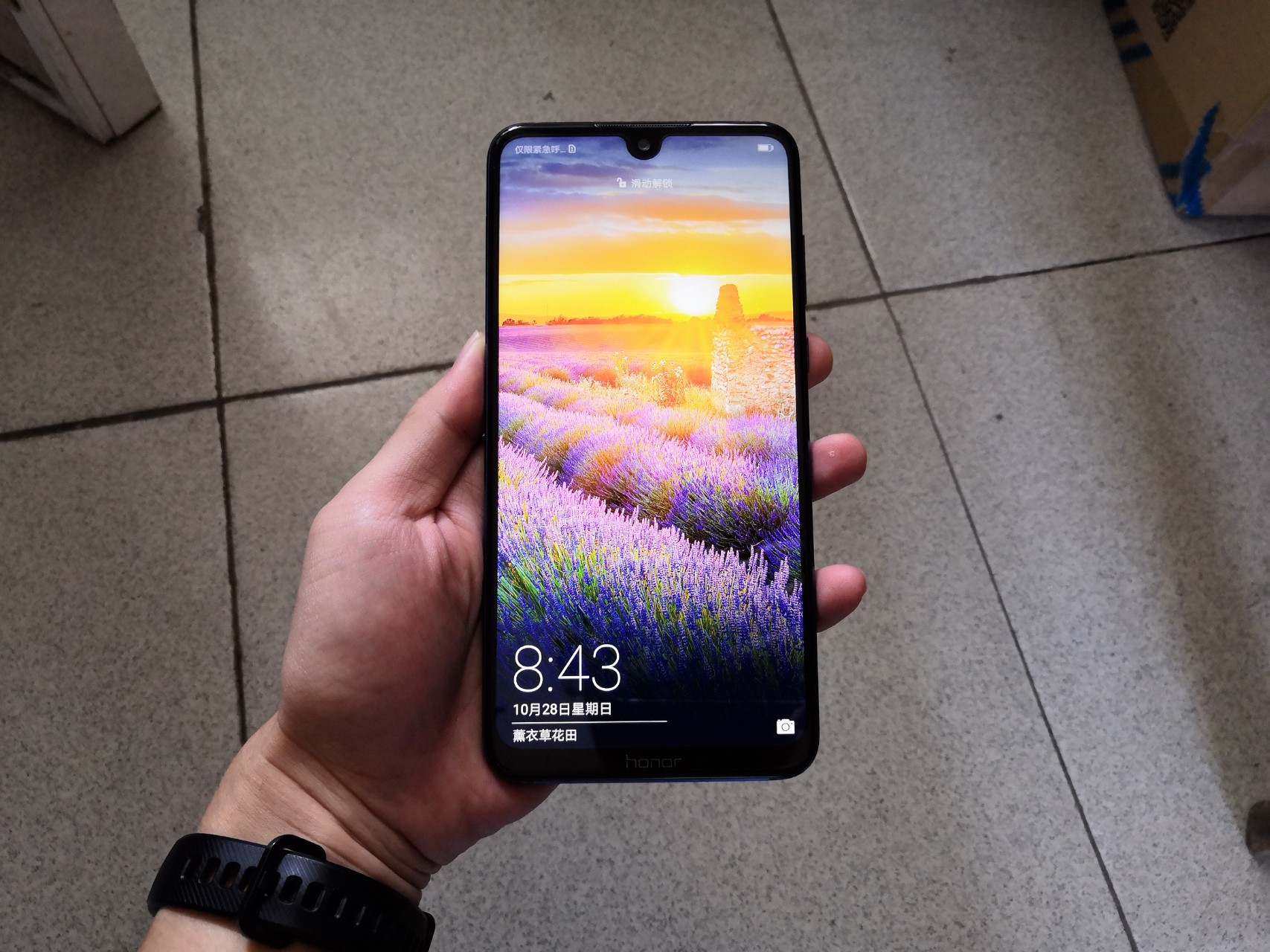 荣耀8xmax是荣耀第一款珍珠屏手机,本来手机就很大,再加上屏占比又