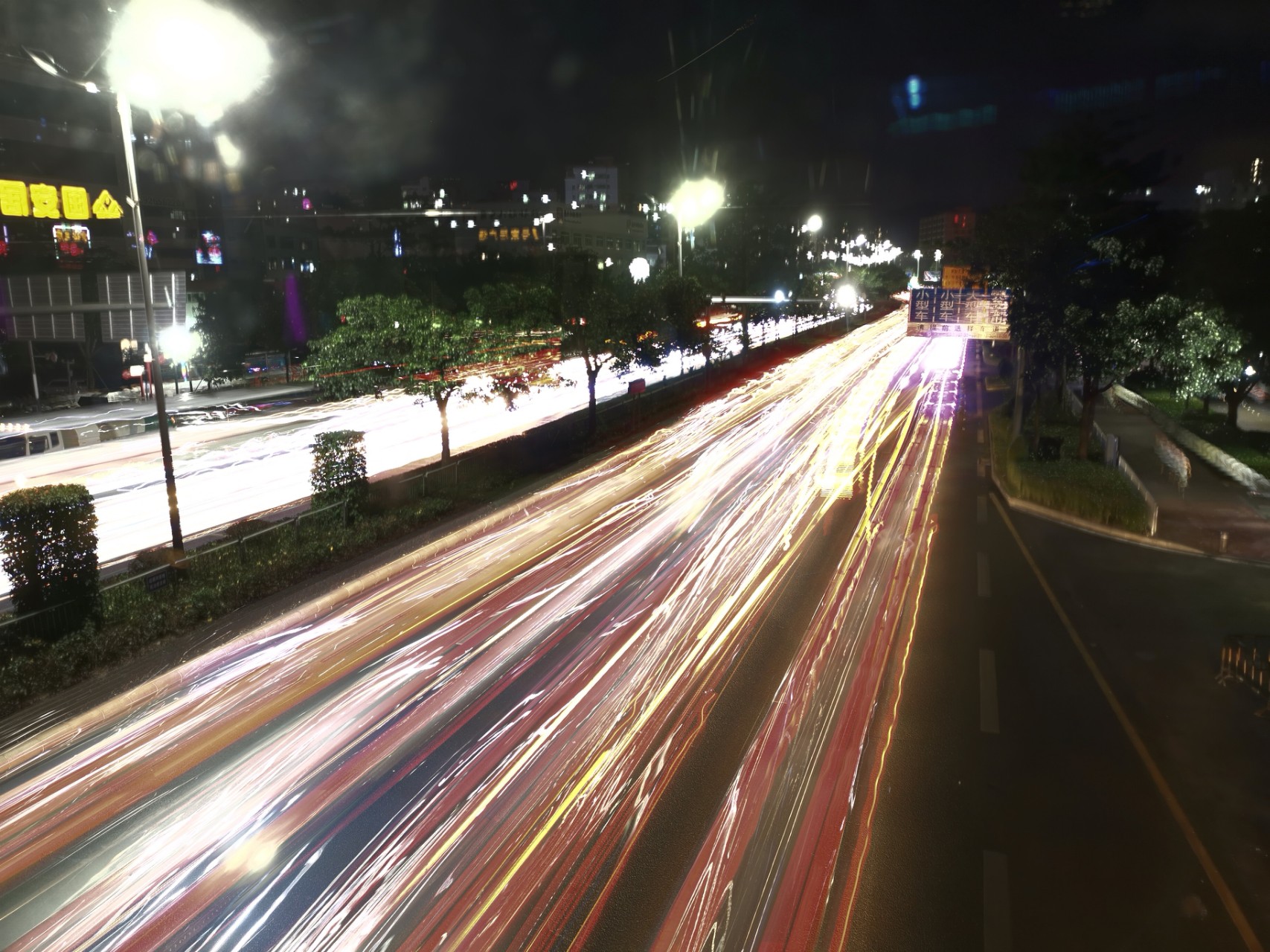 晚上出门,拍了几张,夜景模式,太亮了