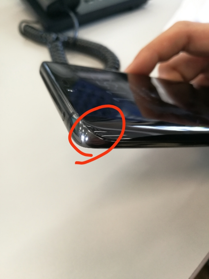 mate20 pro屏幕四角溢胶明显,左上角已经开胶