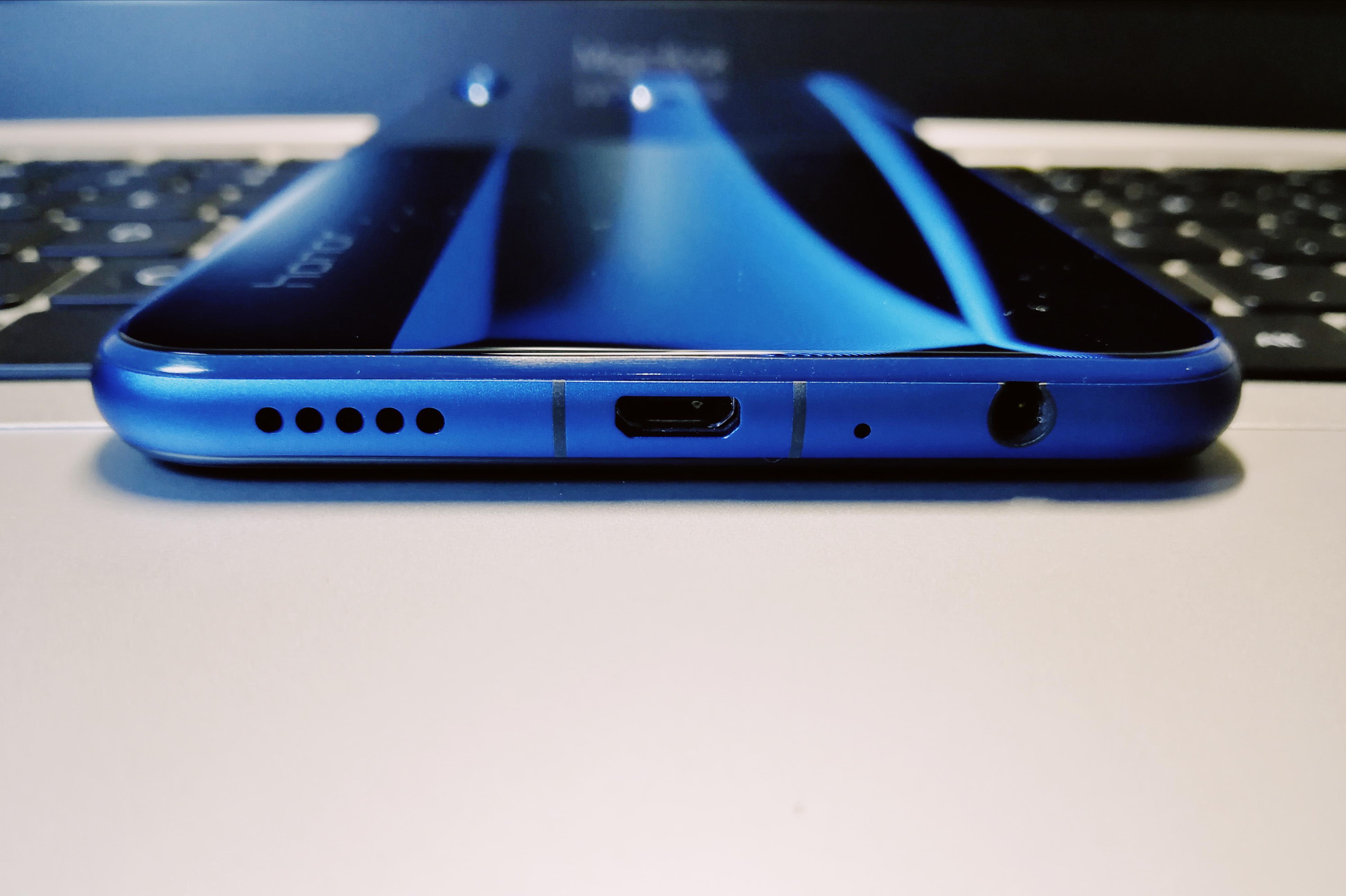 手机底面分别为扬声器,插口,3.5mm耳机插口,且集中于一条直线上