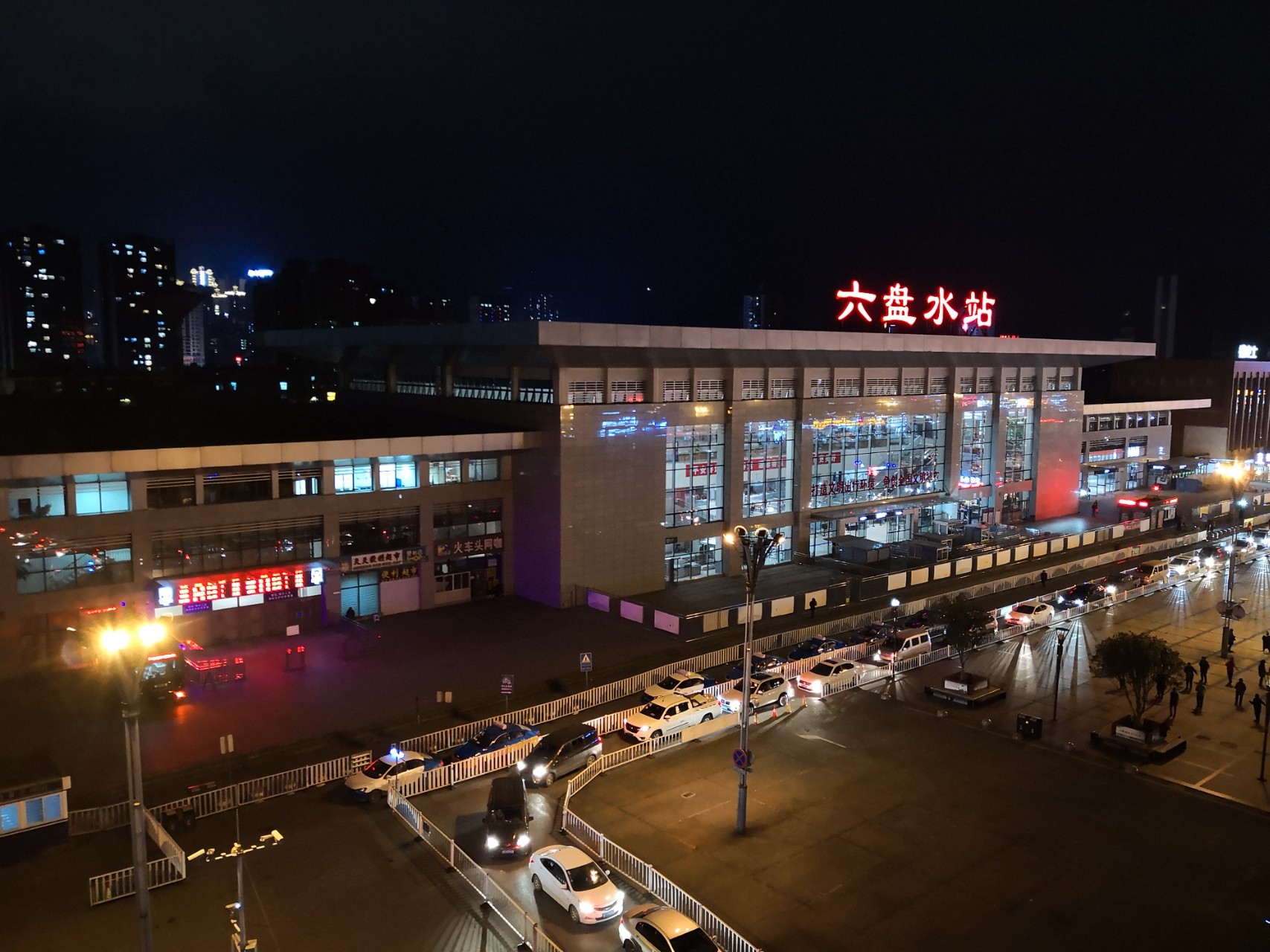 0照的,第一张是超级夜景照片,第二张是普通照片