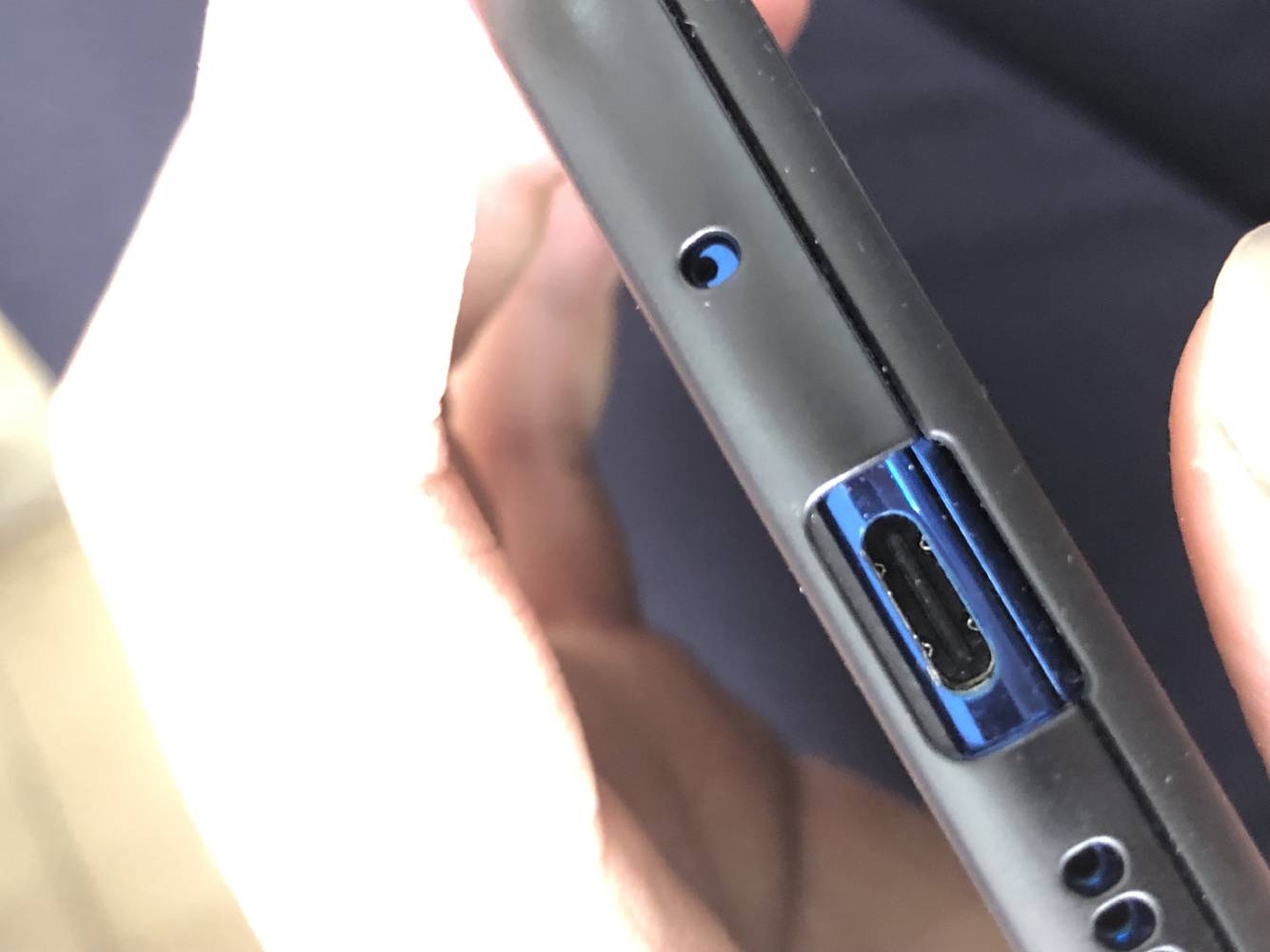 充电口左右上角已经有缺口