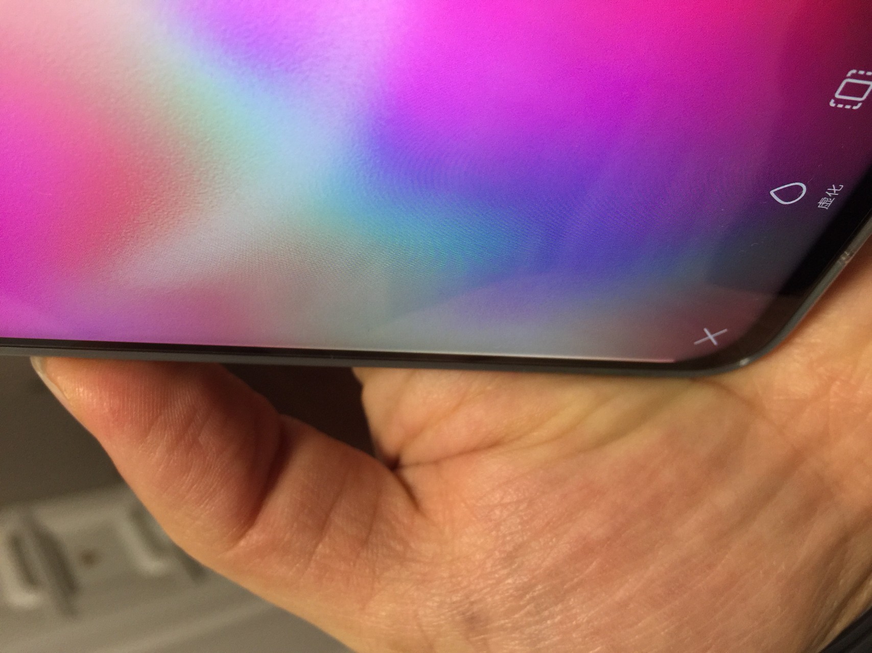 屏幕漏光和底部黑影是否可以换货?