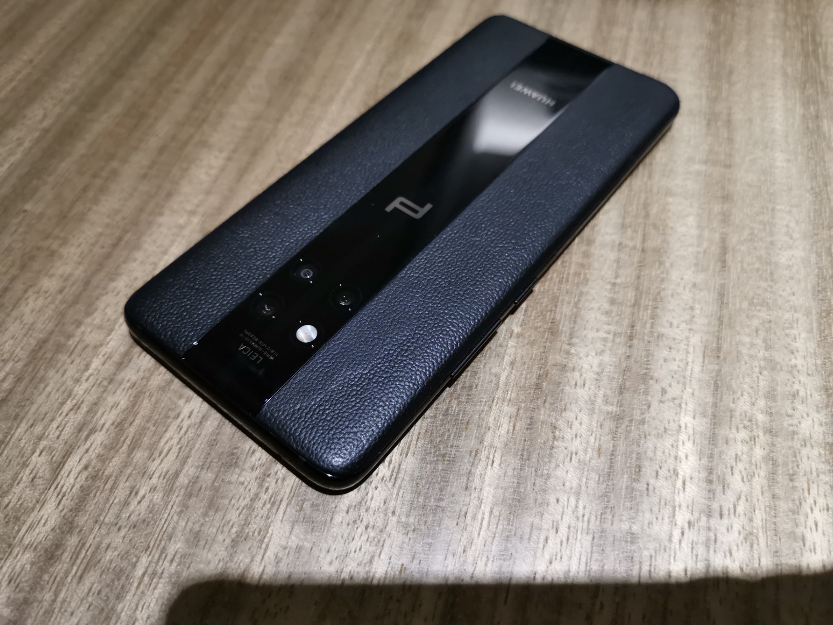 mate20rs,保时捷后盖的皮子鼓包