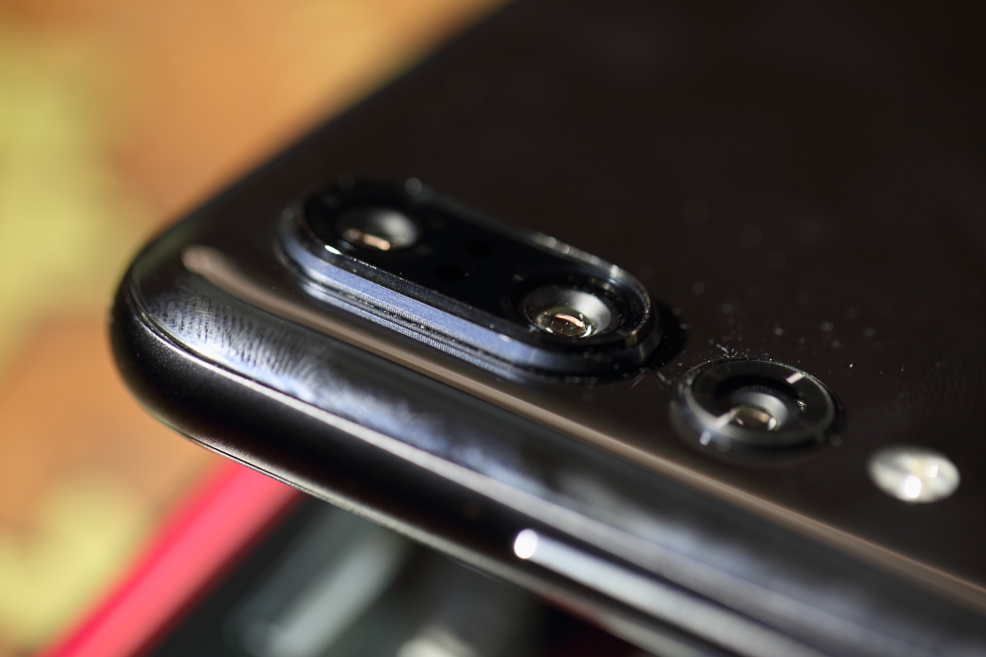 请问一个问题～p20pro黑色版的摄像头边框,是蓝色的?