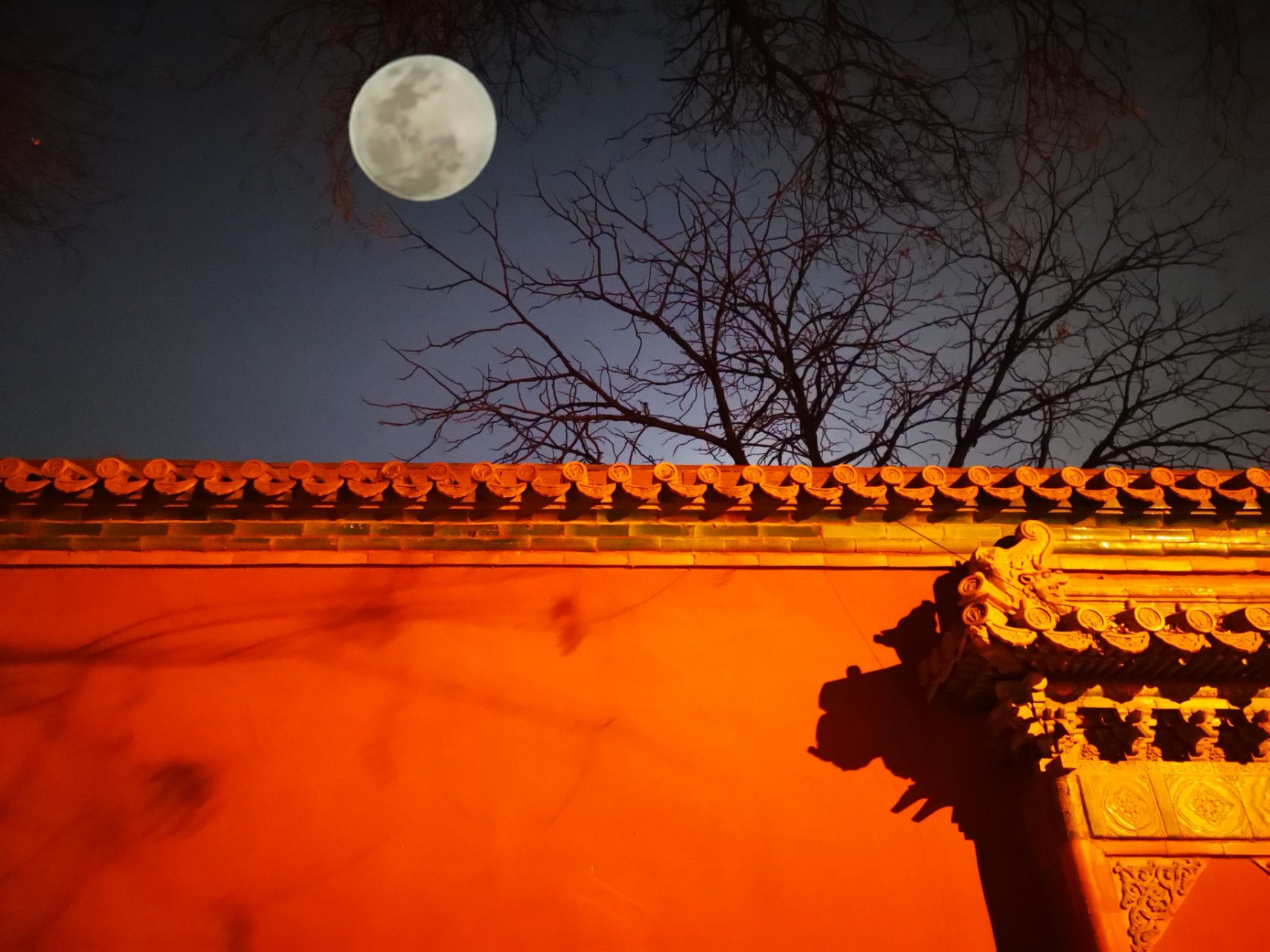 我也发一个mate20x昨天故宫外拍的月亮