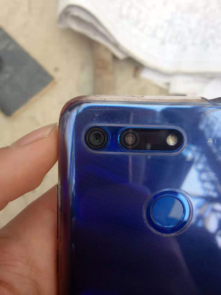 后置摄像头进灰尘 一粒白色灰尘特别明显 - 荣耀v20问题反馈 花粉