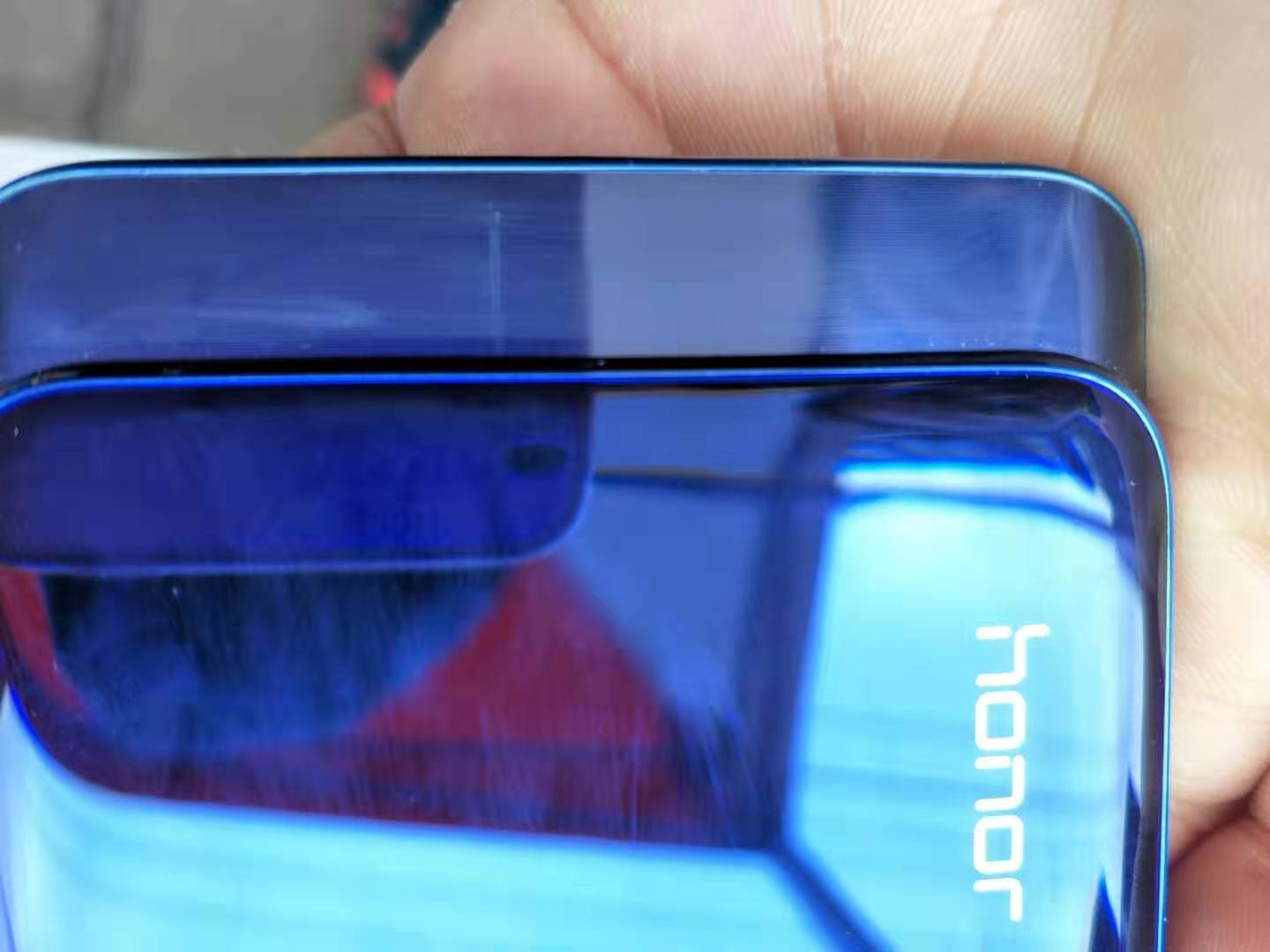 各位荣耀magic2屏幕滑盖露出部分有没有划痕