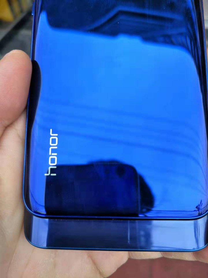 各位荣耀magic2屏幕滑盖露出部分有没有划痕