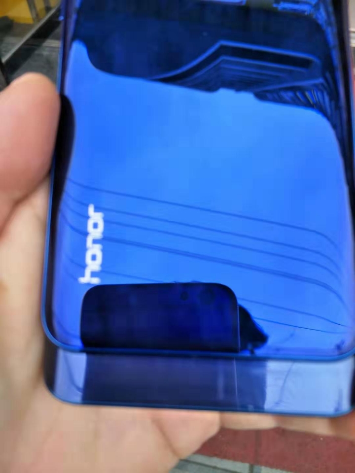 各位荣耀magic2屏幕滑盖露出部分有没有划痕
