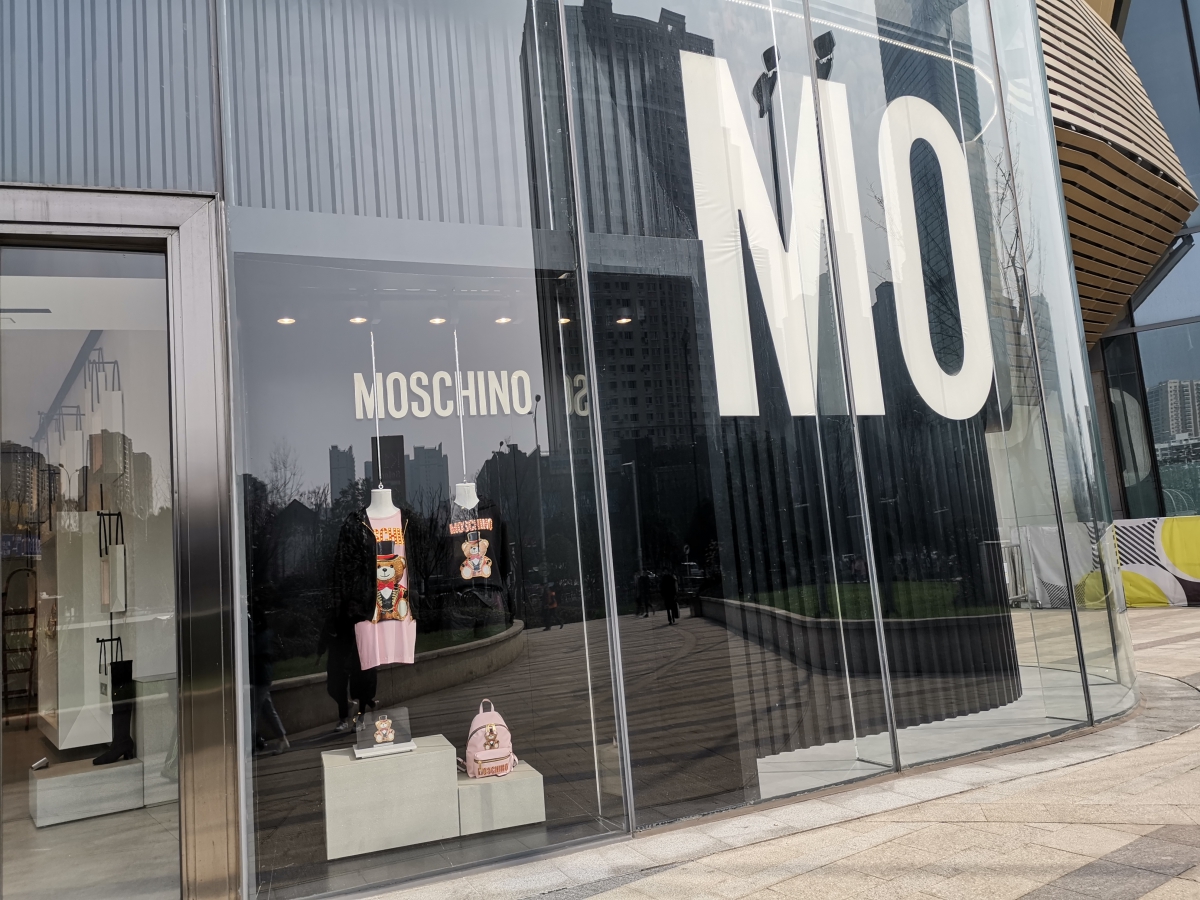 路过武汉k11,看到了这个v20联名的品牌店