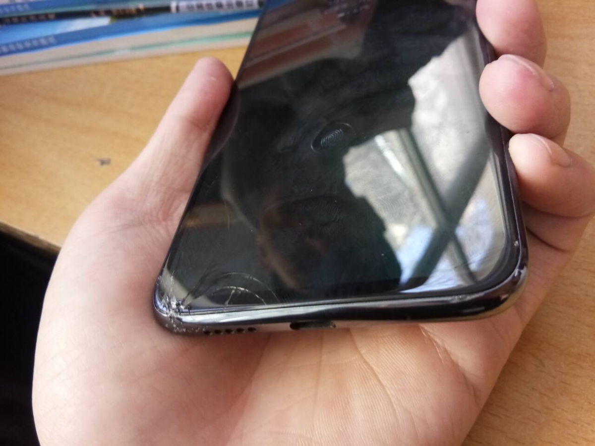 荣耀magic2手机屏幕碎了还有下面维修费用需要多少钱?求解