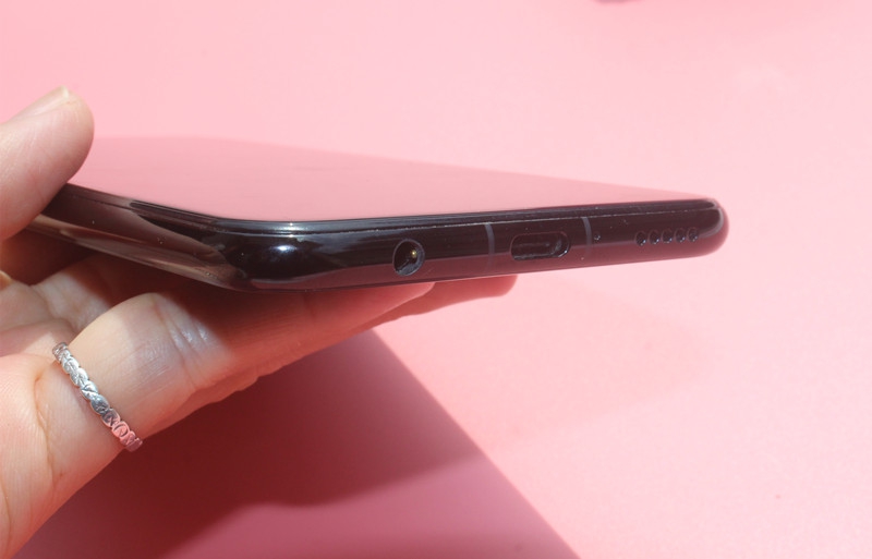 麦芒7保留了耳机接口功能,对于很多耳机党来说很幸运.