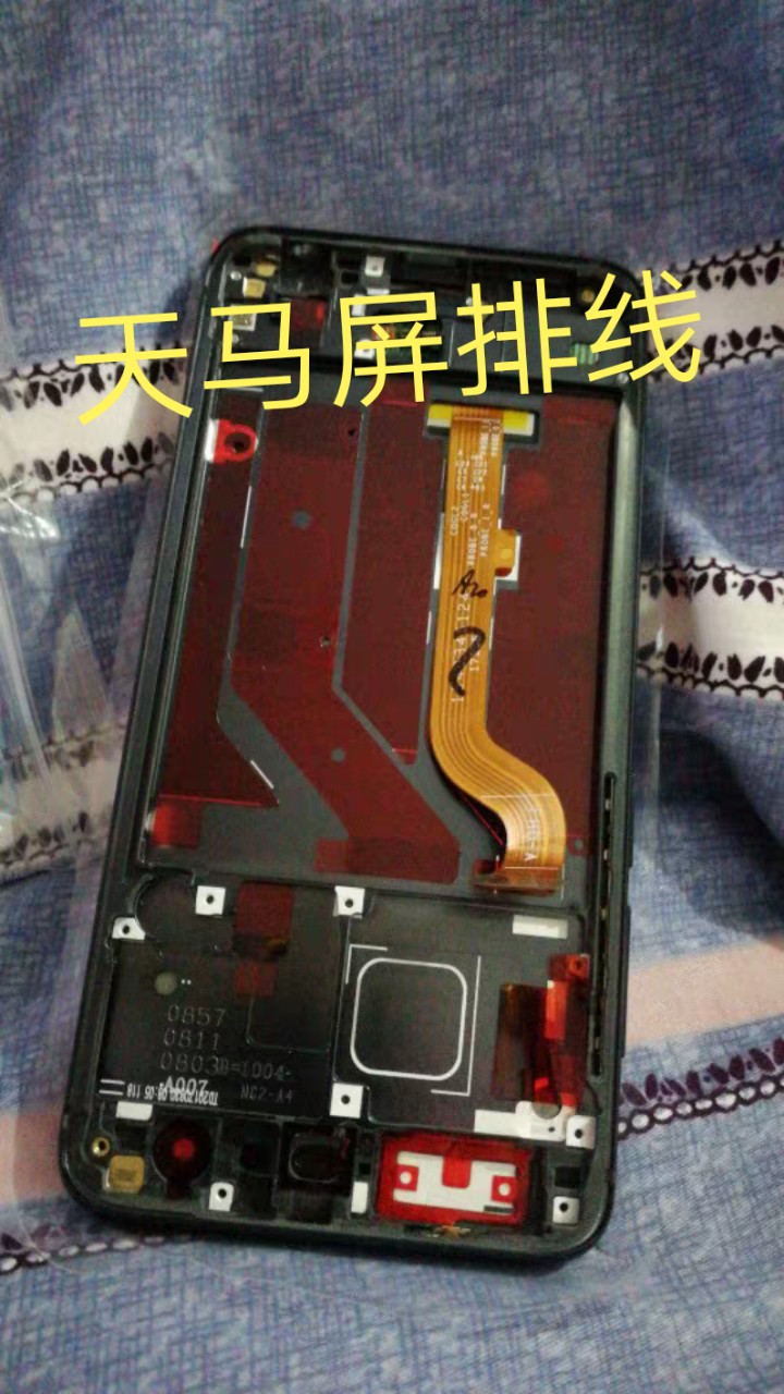 其实荣耀9的屏幕,排线都有好几种.这两张图片是天马屏和jdi