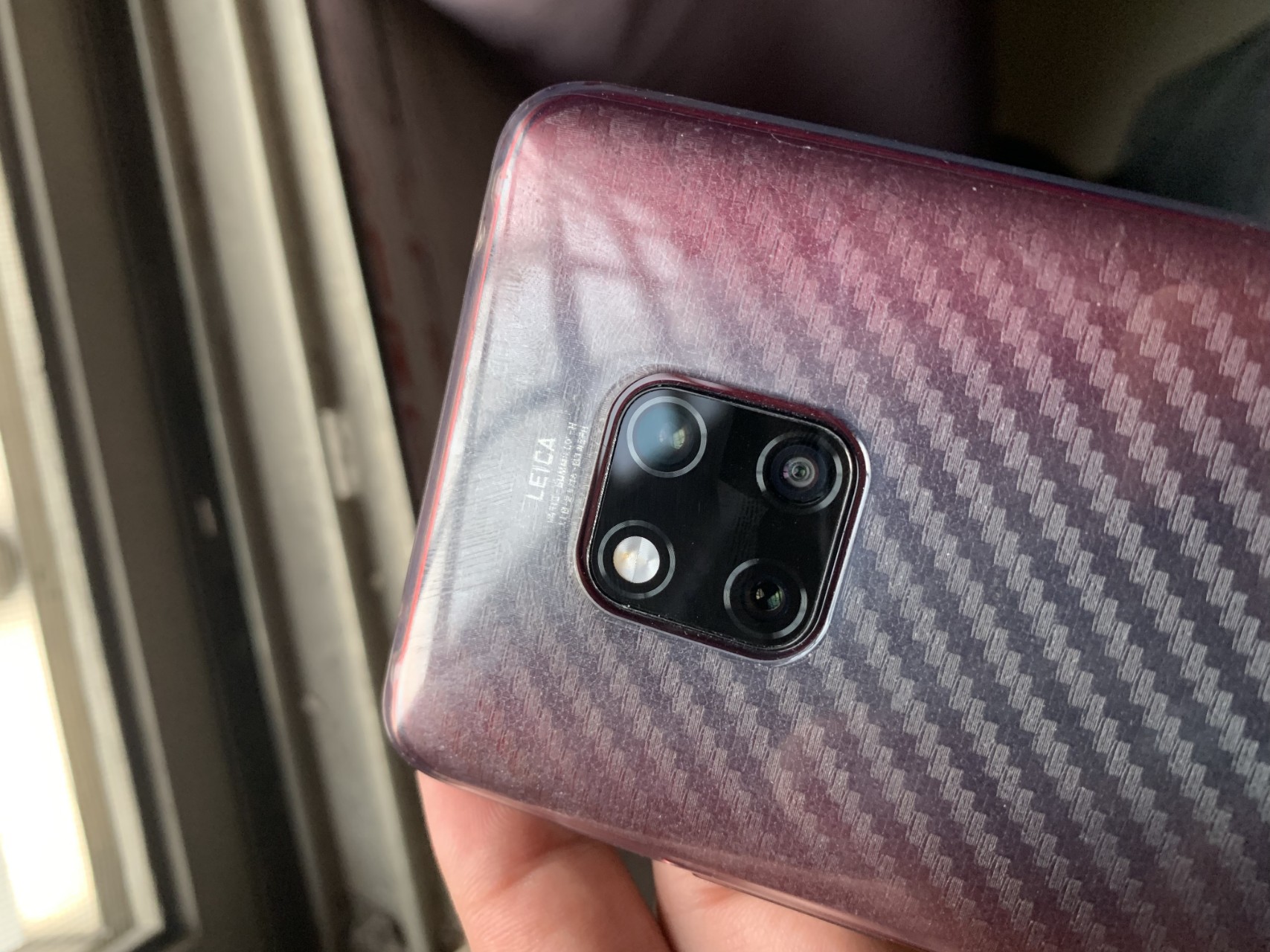 华为mate20pro后摄像头边框掉漆怎么解决?