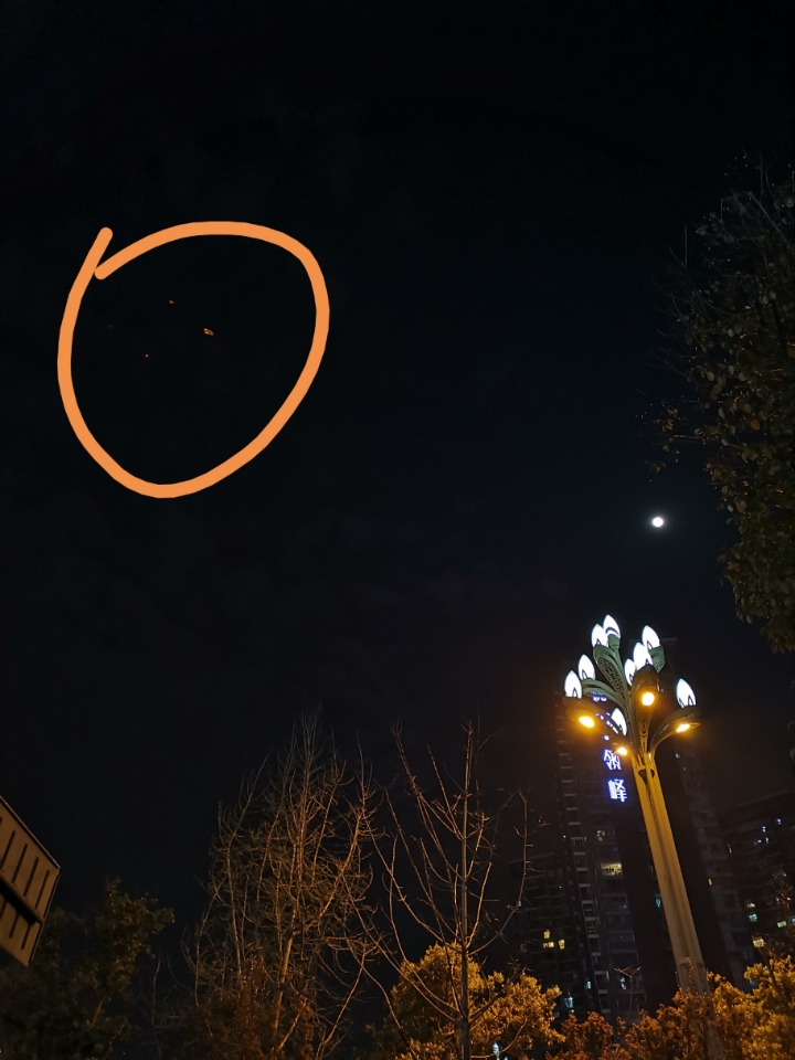 pro夜晚拍照有亮斑是什么情况