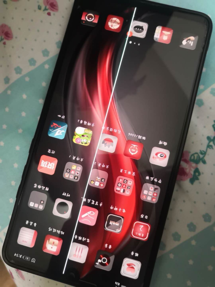 我这手机水滴屏那中间有一条很刺眼的线!