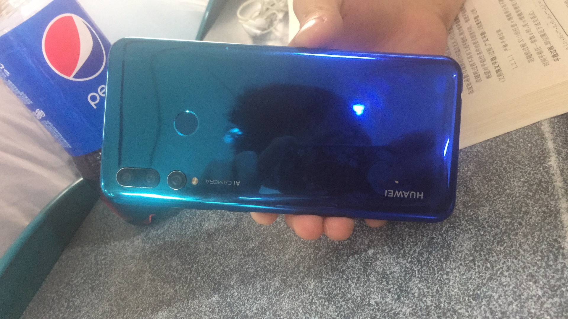 这张图是拿室友苹果6拍的 相形见绌 当然是为了引出9s的超广角ai