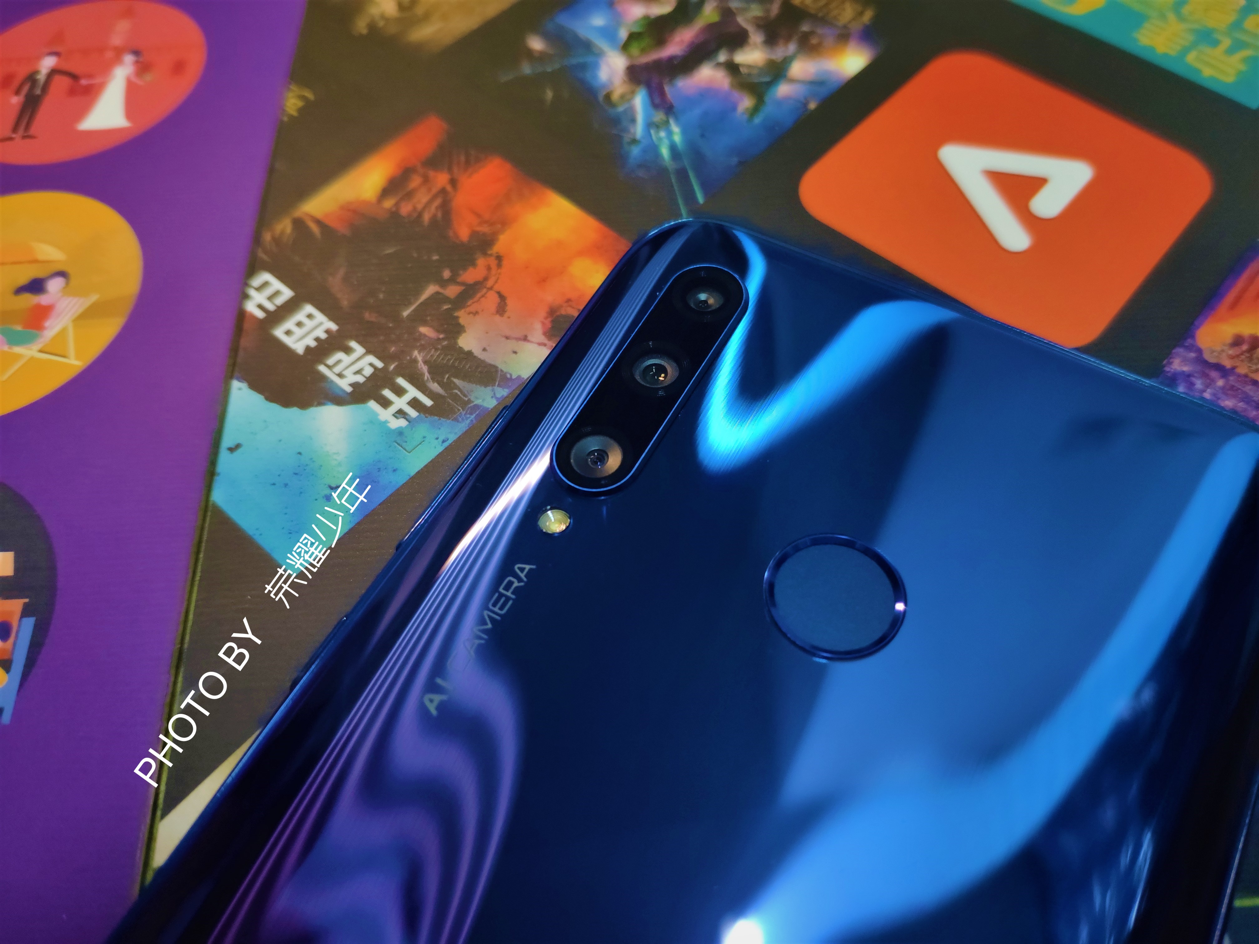 荣耀20i的卡槽设计在了手机的顶端,这个确实有点不常见,但是也无伤