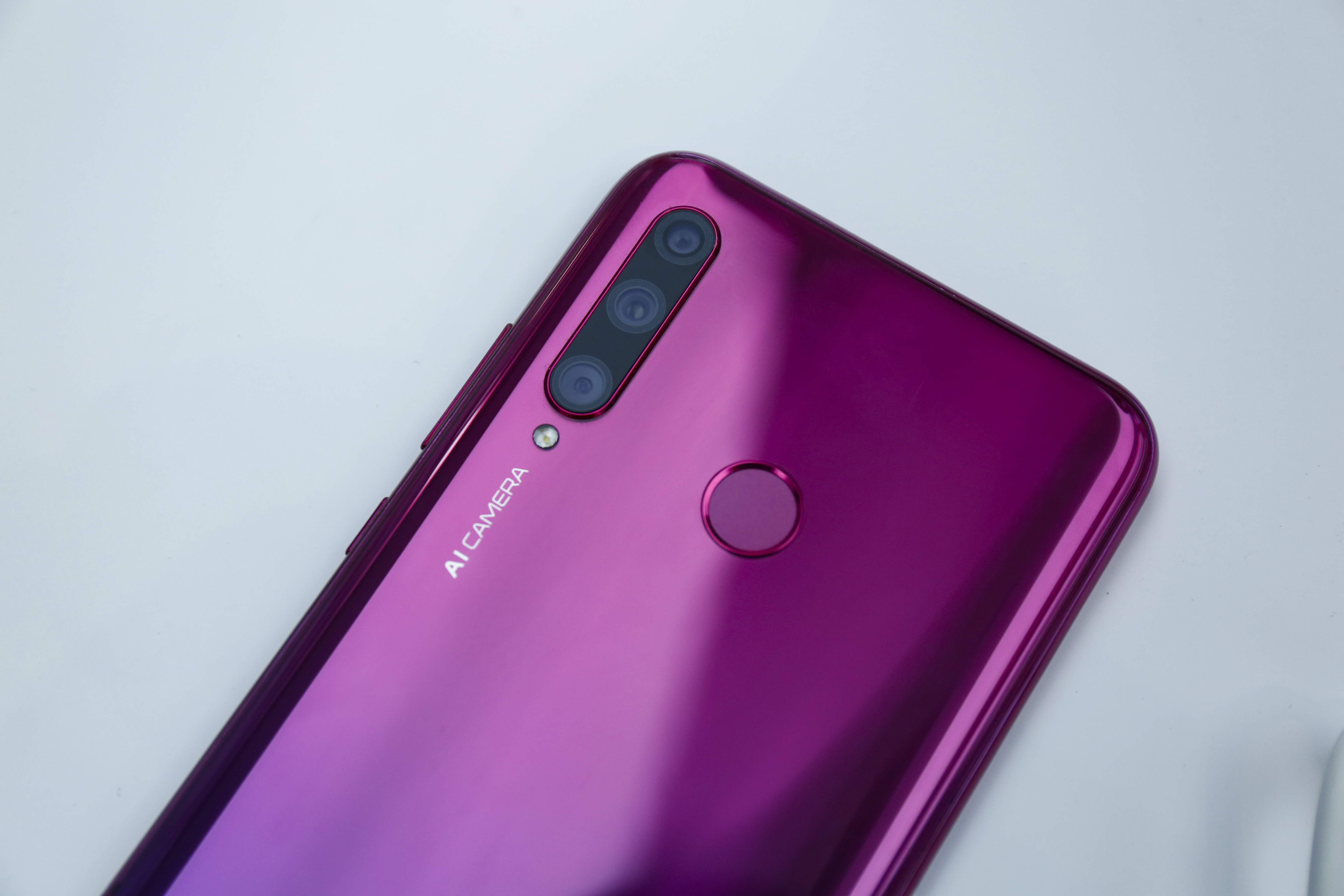 荣耀20i今日发布:1599元良心价格 3200万ai美颜,你心动了吗?