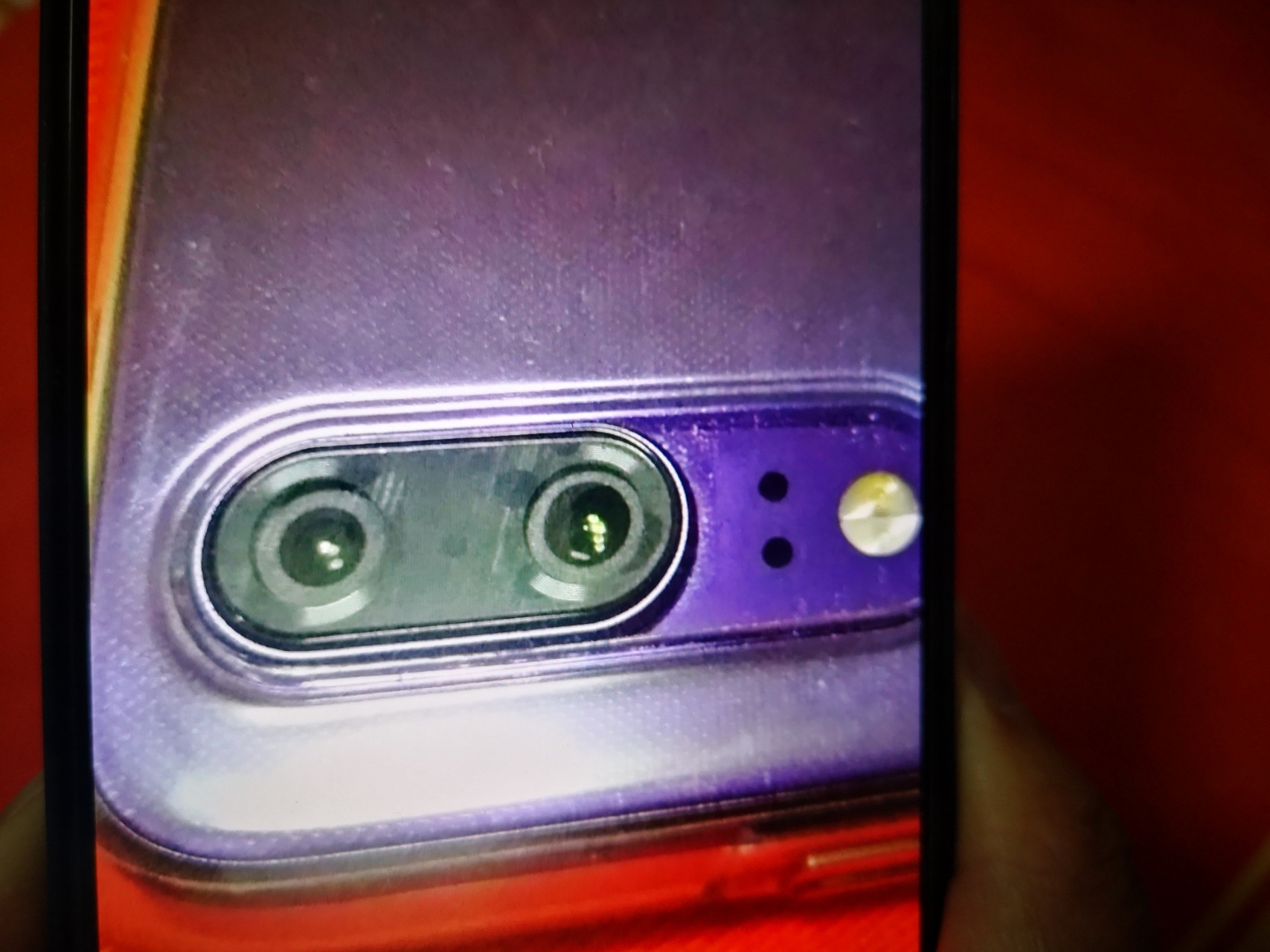 华为p20系列 69 镜头玻璃圆形斑点   p20买了不到一个月,后置摄像头