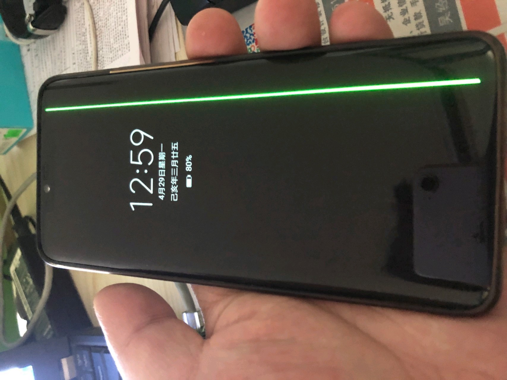 没碰手机 也没摔过,屏幕上出现一根绿线 什么鬼?mate20pro