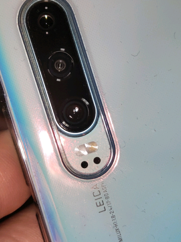 这是我用p30pro第17天,意外发现摄像头里居然有两三颗灰尘